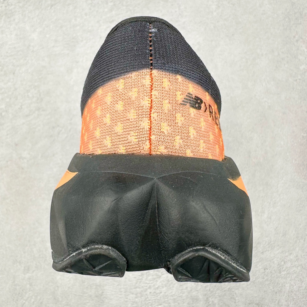 图片[8]-NEW BALANCE Rebel FuelCell Rebel V4 SuperComp Elite 精英版内置碳板 舒适时尚织物减震耐磨低帮马拉松轻量化跑步鞋 NB新百伦于 2019 年夏天首次发布了 Rebel 在制鞋业仍在向强调能量回报的弹力泡沫转变的时候 Rebel 确实是一个叛逆者 快进到 2024 年 Rebel v4 承诺通过重新配制的中底化合物和更高的堆叠高度提供更轻、更有弹性的跑步体验 就像New Balance SC Elite v4一样 Rebel v4 提供了完全重新设计的中底化合物 最新的混合物将 New Balance 专有的 FuelCell 泡沫（TPU 和 EVA 的混合物）与 PEBA 泡沫相结合 带来更弹跳的跑步体验 PEBA是一种超轻 高性能的泡沫 通常出现在镀碳超级鞋中 New Balance Rebel v4、ASICS Novablast 4和Brooks Hyperion Max都是精力充沛的无电镀运动鞋 在速度锻炼和快节奏中大放异彩 这三款鞋都依靠它们的中底泡沫和轻微的摇杆形状来创造一种向前滚动的感觉 而且虽然这些鞋子在堆叠高度和重量方面各不相同 但它们提供了相似的软硬比例 有足够的流行力来加快步伐 尺码：36 37 37.5 38 38.5 39.5 40 40.5 41.5 42 42.5 43 44 45-选品中心