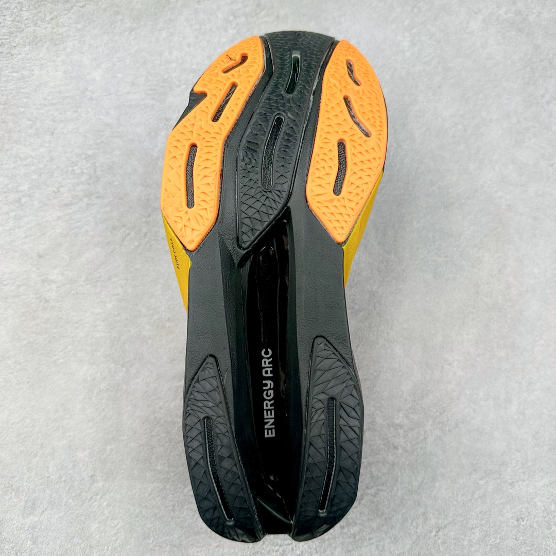 图片[9]-NEW BALANCE Rebel FuelCell Rebel V4 SuperComp Elite 精英版内置碳板 舒适时尚织物减震耐磨低帮马拉松轻量化跑步鞋 NB新百伦于 2019 年夏天首次发布了 Rebel 在制鞋业仍在向强调能量回报的弹力泡沫转变的时候 Rebel 确实是一个叛逆者 快进到 2024 年 Rebel v4 承诺通过重新配制的中底化合物和更高的堆叠高度提供更轻、更有弹性的跑步体验 就像New Balance SC Elite v4一样 Rebel v4 提供了完全重新设计的中底化合物 最新的混合物将 New Balance 专有的 FuelCell 泡沫（TPU 和 EVA 的混合物）与 PEBA 泡沫相结合 带来更弹跳的跑步体验 PEBA是一种超轻 高性能的泡沫 通常出现在镀碳超级鞋中 New Balance Rebel v4、ASICS Novablast 4和Brooks Hyperion Max都是精力充沛的无电镀运动鞋 在速度锻炼和快节奏中大放异彩 这三款鞋都依靠它们的中底泡沫和轻微的摇杆形状来创造一种向前滚动的感觉 而且虽然这些鞋子在堆叠高度和重量方面各不相同 但它们提供了相似的软硬比例 有足够的流行力来加快步伐 尺码：36 37 37.5 38 38.5 39.5 40 40.5 41.5 42 42.5 43 44 45-选品中心