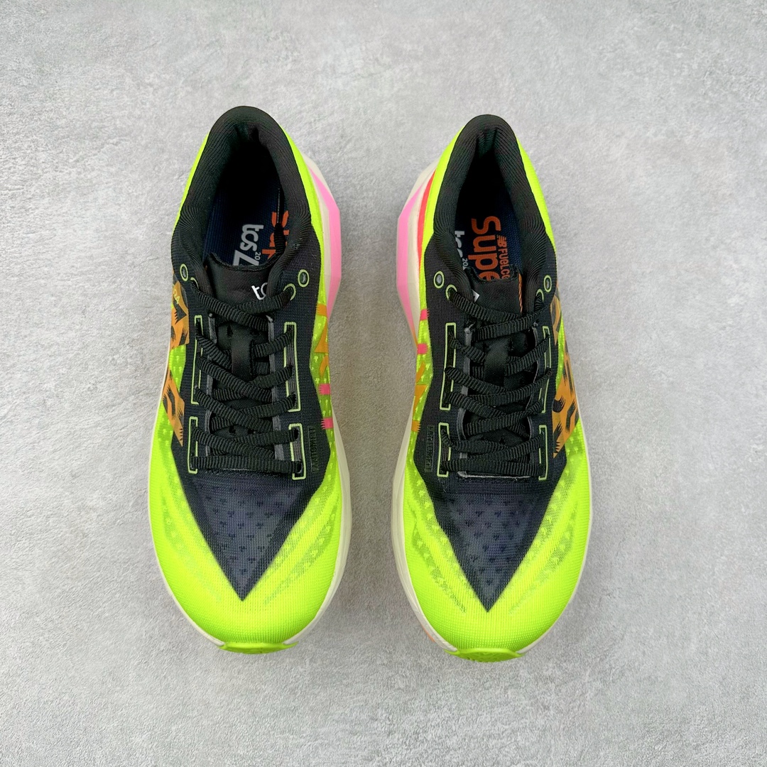 图片[2]-NEW BALANCE Rebel FuelCell Rebel V4 SuperComp Elite 精英版内置碳板 舒适时尚织物减震耐磨低帮马拉松轻量化跑步鞋 NB新百伦于 2019 年夏天首次发布了 Rebel 在制鞋业仍在向强调能量回报的弹力泡沫转变的时候 Rebel 确实是一个叛逆者 快进到 2024 年 Rebel v4 承诺通过重新配制的中底化合物和更高的堆叠高度提供更轻、更有弹性的跑步体验 就像New Balance SC Elite v4一样 Rebel v4 提供了完全重新设计的中底化合物 最新的混合物将 New Balance 专有的 FuelCell 泡沫（TPU 和 EVA 的混合物）与 PEBA 泡沫相结合 带来更弹跳的跑步体验 PEBA是一种超轻 高性能的泡沫 通常出现在镀碳超级鞋中 New Balance Rebel v4、ASICS Novablast 4和Brooks Hyperion Max都是精力充沛的无电镀运动鞋 在速度锻炼和快节奏中大放异彩 这三款鞋都依靠它们的中底泡沫和轻微的摇杆形状来创造一种向前滚动的感觉 而且虽然这些鞋子在堆叠高度和重量方面各不相同 但它们提供了相似的软硬比例 有足够的流行力来加快步伐 尺码：36 37 37.5 38 38.5 39.5 40 40.5 41.5 42 42.5 43 44 45-选品中心