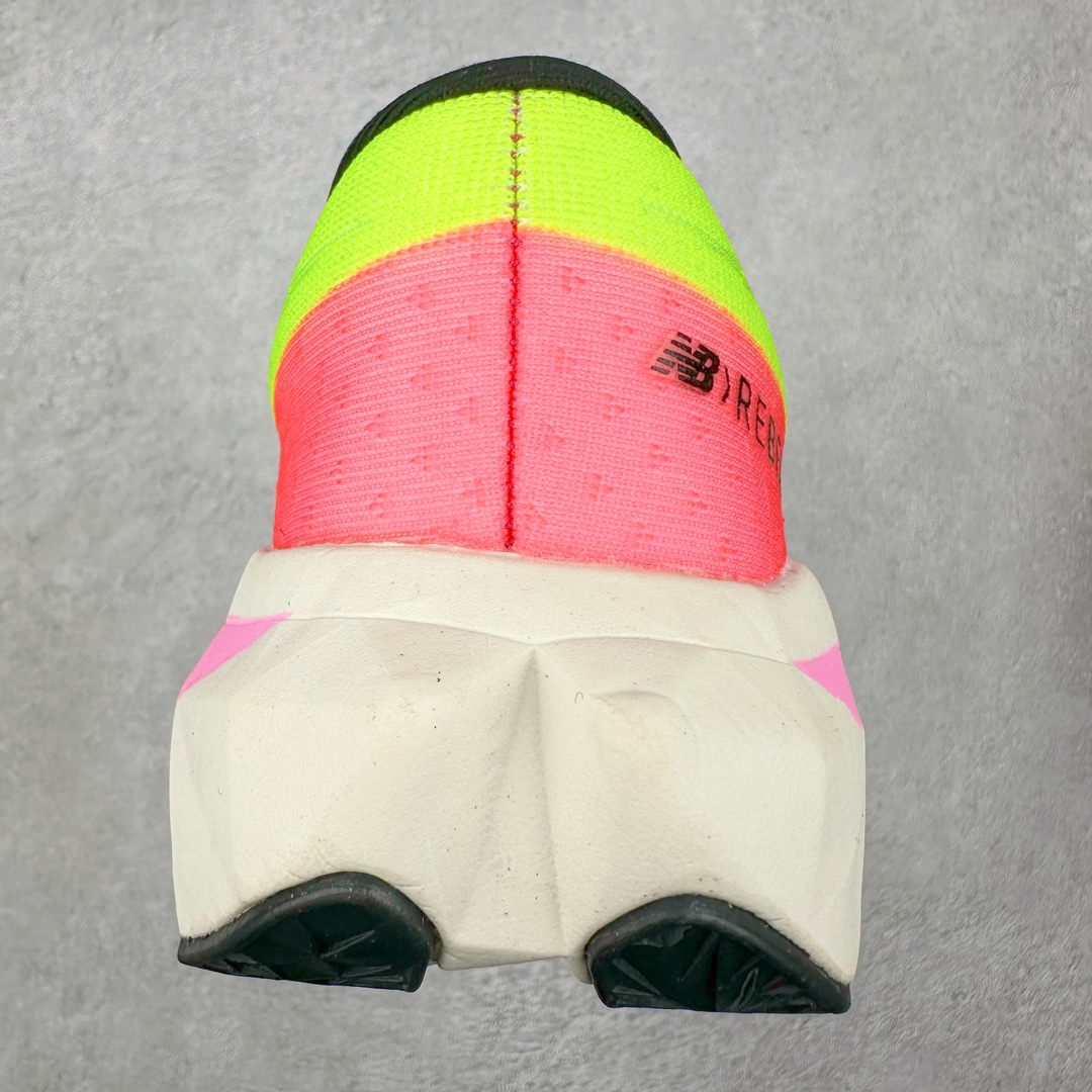 图片[8]-NEW BALANCE Rebel FuelCell Rebel V4 SuperComp Elite 精英版内置碳板 舒适时尚织物减震耐磨低帮马拉松轻量化跑步鞋 NB新百伦于 2019 年夏天首次发布了 Rebel 在制鞋业仍在向强调能量回报的弹力泡沫转变的时候 Rebel 确实是一个叛逆者 快进到 2024 年 Rebel v4 承诺通过重新配制的中底化合物和更高的堆叠高度提供更轻、更有弹性的跑步体验 就像New Balance SC Elite v4一样 Rebel v4 提供了完全重新设计的中底化合物 最新的混合物将 New Balance 专有的 FuelCell 泡沫（TPU 和 EVA 的混合物）与 PEBA 泡沫相结合 带来更弹跳的跑步体验 PEBA是一种超轻 高性能的泡沫 通常出现在镀碳超级鞋中 New Balance Rebel v4、ASICS Novablast 4和Brooks Hyperion Max都是精力充沛的无电镀运动鞋 在速度锻炼和快节奏中大放异彩 这三款鞋都依靠它们的中底泡沫和轻微的摇杆形状来创造一种向前滚动的感觉 而且虽然这些鞋子在堆叠高度和重量方面各不相同 但它们提供了相似的软硬比例 有足够的流行力来加快步伐 尺码：36 37 37.5 38 38.5 39.5 40 40.5 41.5 42 42.5 43 44 45-选品中心