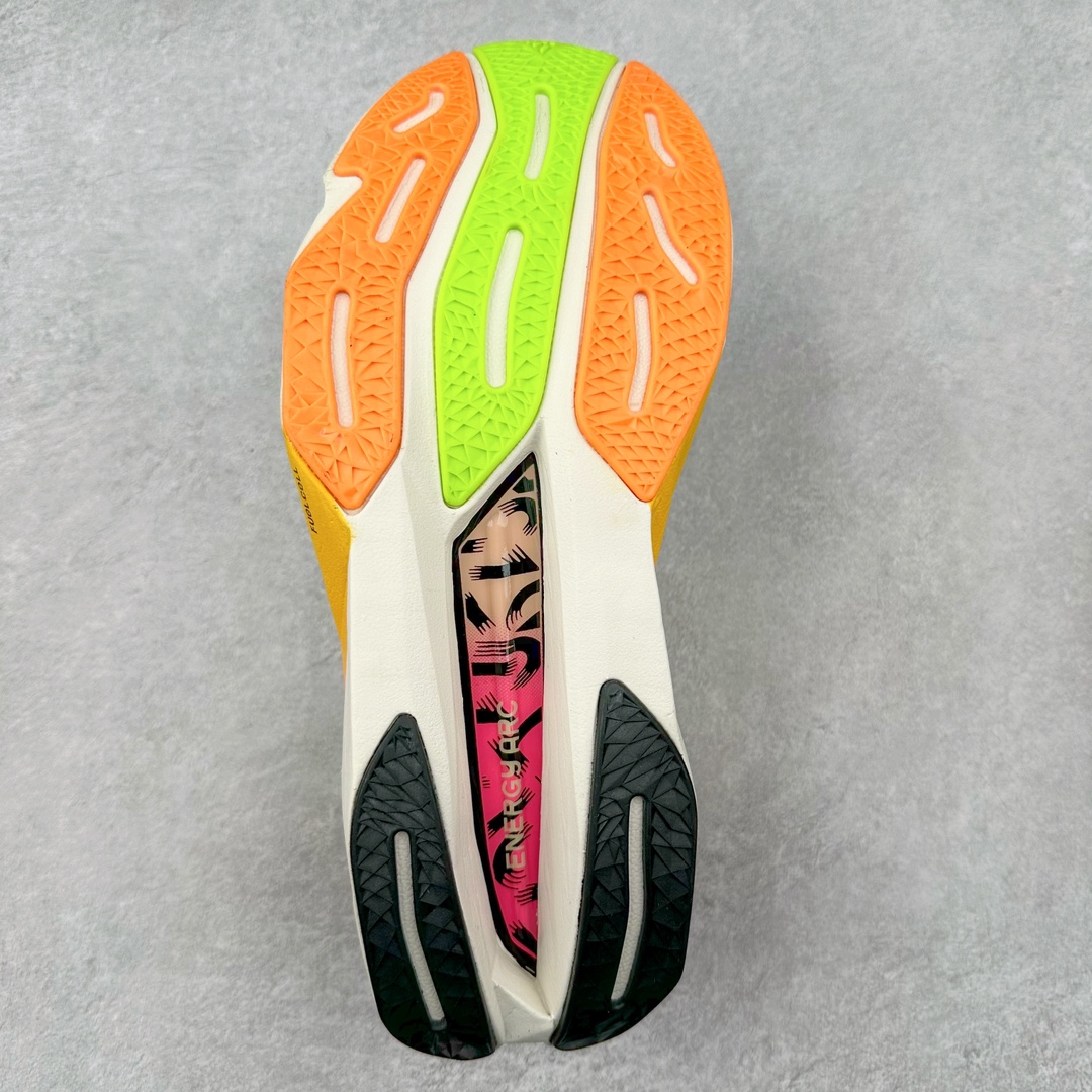 图片[9]-NEW BALANCE Rebel FuelCell Rebel V4 SuperComp Elite 精英版内置碳板 舒适时尚织物减震耐磨低帮马拉松轻量化跑步鞋 NB新百伦于 2019 年夏天首次发布了 Rebel 在制鞋业仍在向强调能量回报的弹力泡沫转变的时候 Rebel 确实是一个叛逆者 快进到 2024 年 Rebel v4 承诺通过重新配制的中底化合物和更高的堆叠高度提供更轻、更有弹性的跑步体验 就像New Balance SC Elite v4一样 Rebel v4 提供了完全重新设计的中底化合物 最新的混合物将 New Balance 专有的 FuelCell 泡沫（TPU 和 EVA 的混合物）与 PEBA 泡沫相结合 带来更弹跳的跑步体验 PEBA是一种超轻 高性能的泡沫 通常出现在镀碳超级鞋中 New Balance Rebel v4、ASICS Novablast 4和Brooks Hyperion Max都是精力充沛的无电镀运动鞋 在速度锻炼和快节奏中大放异彩 这三款鞋都依靠它们的中底泡沫和轻微的摇杆形状来创造一种向前滚动的感觉 而且虽然这些鞋子在堆叠高度和重量方面各不相同 但它们提供了相似的软硬比例 有足够的流行力来加快步伐 尺码：36 37 37.5 38 38.5 39.5 40 40.5 41.5 42 42.5 43 44 45-选品中心