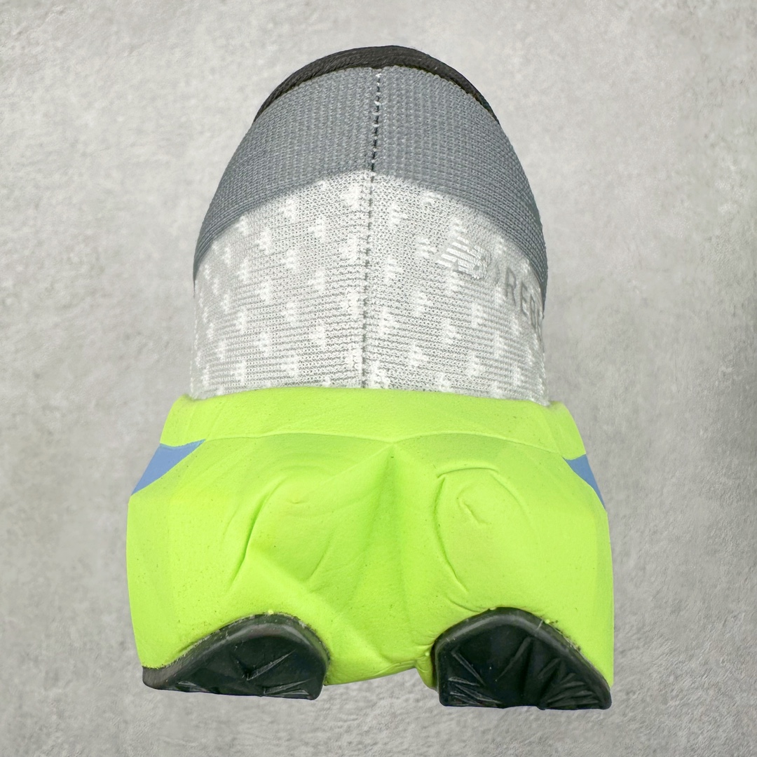 图片[8]-NEW BALANCE Rebel FuelCell Rebel V4 SuperComp Elite 精英版内置碳板 舒适时尚织物减震耐磨低帮马拉松轻量化跑步鞋 NB新百伦于 2019 年夏天首次发布了 Rebel 在制鞋业仍在向强调能量回报的弹力泡沫转变的时候 Rebel 确实是一个叛逆者 快进到 2024 年 Rebel v4 承诺通过重新配制的中底化合物和更高的堆叠高度提供更轻、更有弹性的跑步体验 就像New Balance SC Elite v4一样 Rebel v4 提供了完全重新设计的中底化合物 最新的混合物将 New Balance 专有的 FuelCell 泡沫（TPU 和 EVA 的混合物）与 PEBA 泡沫相结合 带来更弹跳的跑步体验 PEBA是一种超轻 高性能的泡沫 通常出现在镀碳超级鞋中 New Balance Rebel v4、ASICS Novablast 4和Brooks Hyperion Max都是精力充沛的无电镀运动鞋 在速度锻炼和快节奏中大放异彩 这三款鞋都依靠它们的中底泡沫和轻微的摇杆形状来创造一种向前滚动的感觉 而且虽然这些鞋子在堆叠高度和重量方面各不相同 但它们提供了相似的软硬比例 有足够的流行力来加快步伐 尺码：36 37 37.5 38 38.5 39.5 40 40.5 41.5 42 42.5 43 44 45-选品中心