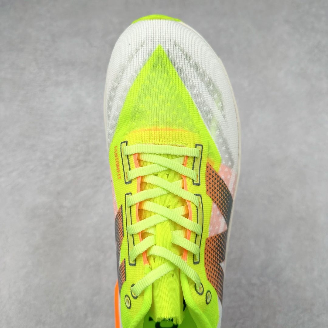 图片[4]-NEW BALANCE Rebel FuelCell Rebel V4 SuperComp Elite 精英版内置碳板 舒适时尚织物减震耐磨低帮马拉松轻量化跑步鞋 NB新百伦于 2019 年夏天首次发布了 Rebel 在制鞋业仍在向强调能量回报的弹力泡沫转变的时候 Rebel 确实是一个叛逆者 快进到 2024 年 Rebel v4 承诺通过重新配制的中底化合物和更高的堆叠高度提供更轻、更有弹性的跑步体验 就像New Balance SC Elite v4一样 Rebel v4 提供了完全重新设计的中底化合物 最新的混合物将 New Balance 专有的 FuelCell 泡沫（TPU 和 EVA 的混合物）与 PEBA 泡沫相结合 带来更弹跳的跑步体验 PEBA是一种超轻 高性能的泡沫 通常出现在镀碳超级鞋中 New Balance Rebel v4、ASICS Novablast 4和Brooks Hyperion Max都是精力充沛的无电镀运动鞋 在速度锻炼和快节奏中大放异彩 这三款鞋都依靠它们的中底泡沫和轻微的摇杆形状来创造一种向前滚动的感觉 而且虽然这些鞋子在堆叠高度和重量方面各不相同 但它们提供了相似的软硬比例 有足够的流行力来加快步伐 尺码：36 37 37.5 38 38.5 39.5 40 40.5 41.5 42 42.5 43 44 45-选品中心