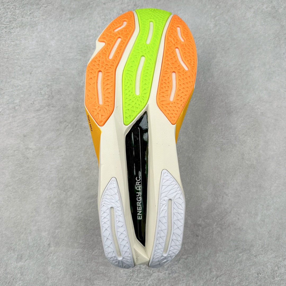 图片[9]-NEW BALANCE Rebel FuelCell Rebel V4 SuperComp Elite 精英版内置碳板 舒适时尚织物减震耐磨低帮马拉松轻量化跑步鞋 NB新百伦于 2019 年夏天首次发布了 Rebel 在制鞋业仍在向强调能量回报的弹力泡沫转变的时候 Rebel 确实是一个叛逆者 快进到 2024 年 Rebel v4 承诺通过重新配制的中底化合物和更高的堆叠高度提供更轻、更有弹性的跑步体验 就像New Balance SC Elite v4一样 Rebel v4 提供了完全重新设计的中底化合物 最新的混合物将 New Balance 专有的 FuelCell 泡沫（TPU 和 EVA 的混合物）与 PEBA 泡沫相结合 带来更弹跳的跑步体验 PEBA是一种超轻 高性能的泡沫 通常出现在镀碳超级鞋中 New Balance Rebel v4、ASICS Novablast 4和Brooks Hyperion Max都是精力充沛的无电镀运动鞋 在速度锻炼和快节奏中大放异彩 这三款鞋都依靠它们的中底泡沫和轻微的摇杆形状来创造一种向前滚动的感觉 而且虽然这些鞋子在堆叠高度和重量方面各不相同 但它们提供了相似的软硬比例 有足够的流行力来加快步伐 尺码：36 37 37.5 38 38.5 39.5 40 40.5 41.5 42 42.5 43 44 45-选品中心