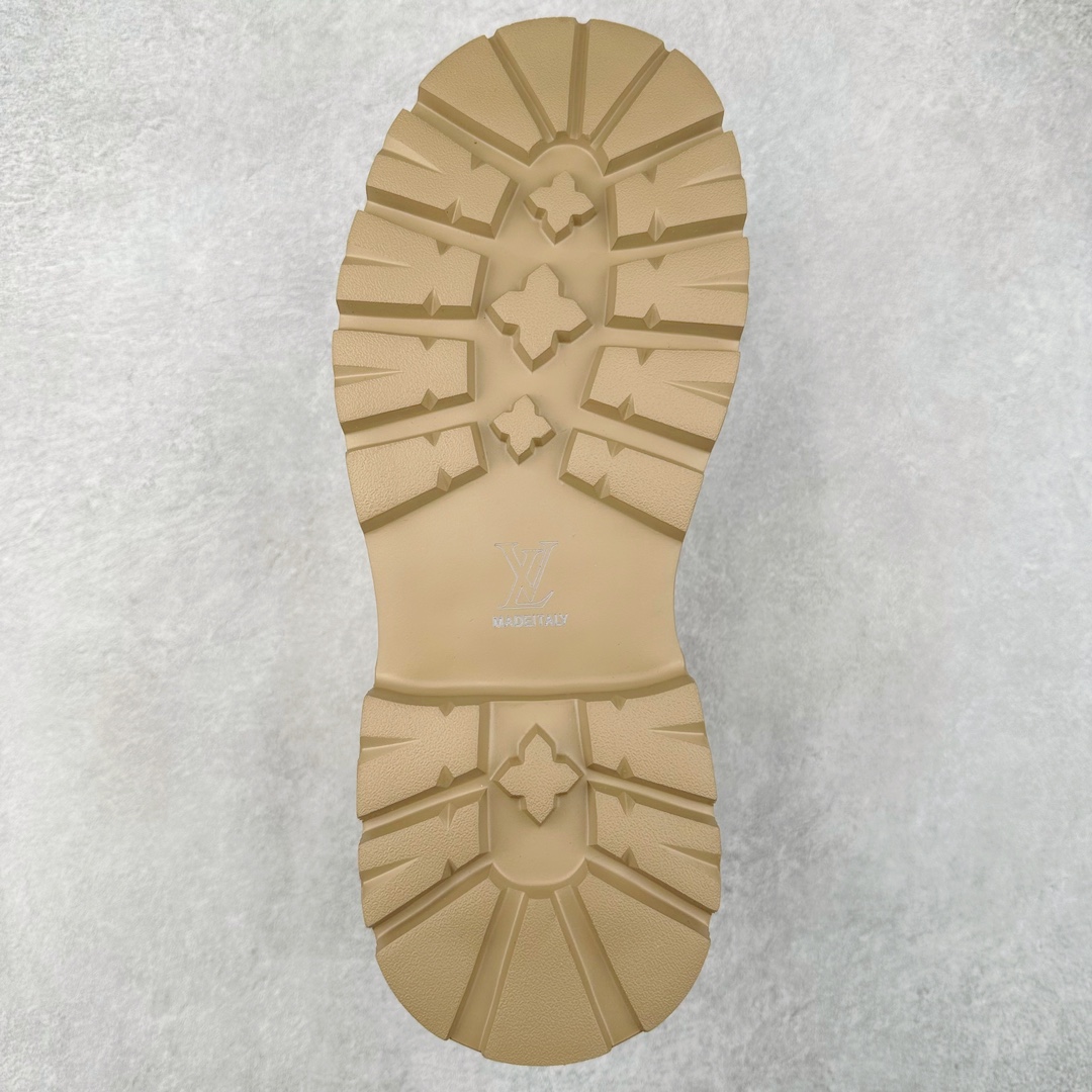 图片[9]-Lv x Timberland Lv联名添柏岚大黄靴 顶奢流量品牌与时代经典的结合之作 #代购专供品质 高弹Modern 外置防滑橡塑发泡超轻大底 系带设计 穿脱十分方便 采用TPU模压定型真皮鞋面材质#EVA轻翼科技外底具有防滑,耐磨和良好的弹性 Pharrell Williams充分发挥了作为Louis Vuitton创意总监的角色 这款鞋重新定义了 6英寸大黄靴的经典设计 致敬1996年Grandmaster Flash经典黄靴造型 原厂五金鞋带扣 工艺全新升级 中山大厂代工 原单进口皮料 独立私模大底，正确logo， 原装一致头层磨砂皮 搭配经典老花领口 全新原厂包装鞋盒 市场独家供应 尺码：38-44（皮鞋码）-选品中心