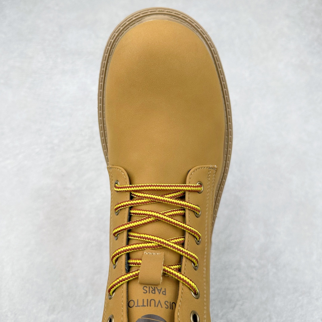 图片[4]-Lv x Timberland Lv联名添柏岚大黄靴 顶奢流量品牌与时代经典的结合之作 #代购专供品质 高弹Modern 外置防滑橡塑发泡超轻大底 系带设计 穿脱十分方便 采用TPU模压定型真皮鞋面材质#EVA轻翼科技外底具有防滑,耐磨和良好的弹性 Pharrell Williams充分发挥了作为Louis Vuitton创意总监的角色 这款鞋重新定义了 6英寸大黄靴的经典设计 致敬1996年Grandmaster Flash经典黄靴造型 原厂五金鞋带扣 工艺全新升级 中山大厂代工 原单进口皮料 独立私模大底，正确logo， 原装一致头层磨砂皮 搭配经典老花领口 全新原厂包装鞋盒 市场独家供应 尺码：38-44（皮鞋码）-选品中心