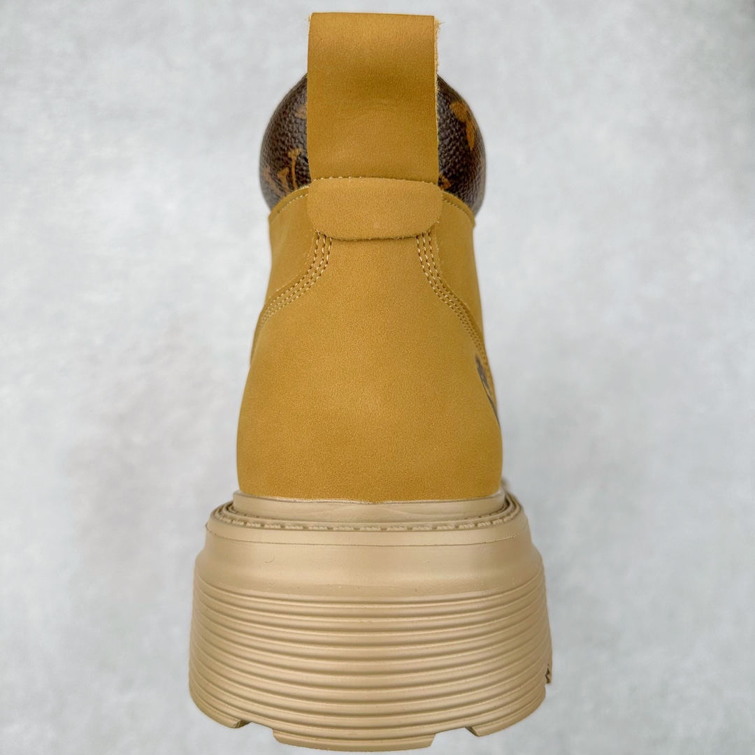 图片[8]-Lv x Timberland Lv联名添柏岚大黄靴 顶奢流量品牌与时代经典的结合之作 #代购专供品质 高弹Modern 外置防滑橡塑发泡超轻大底 系带设计 穿脱十分方便 采用TPU模压定型真皮鞋面材质#EVA轻翼科技外底具有防滑,耐磨和良好的弹性 Pharrell Williams充分发挥了作为Louis Vuitton创意总监的角色 这款鞋重新定义了 6英寸大黄靴的经典设计 致敬1996年Grandmaster Flash经典黄靴造型 原厂五金鞋带扣 工艺全新升级 中山大厂代工 原单进口皮料 独立私模大底，正确logo， 原装一致头层磨砂皮 搭配经典老花领口 全新原厂包装鞋盒 市场独家供应 尺码：38-44（皮鞋码）-选品中心