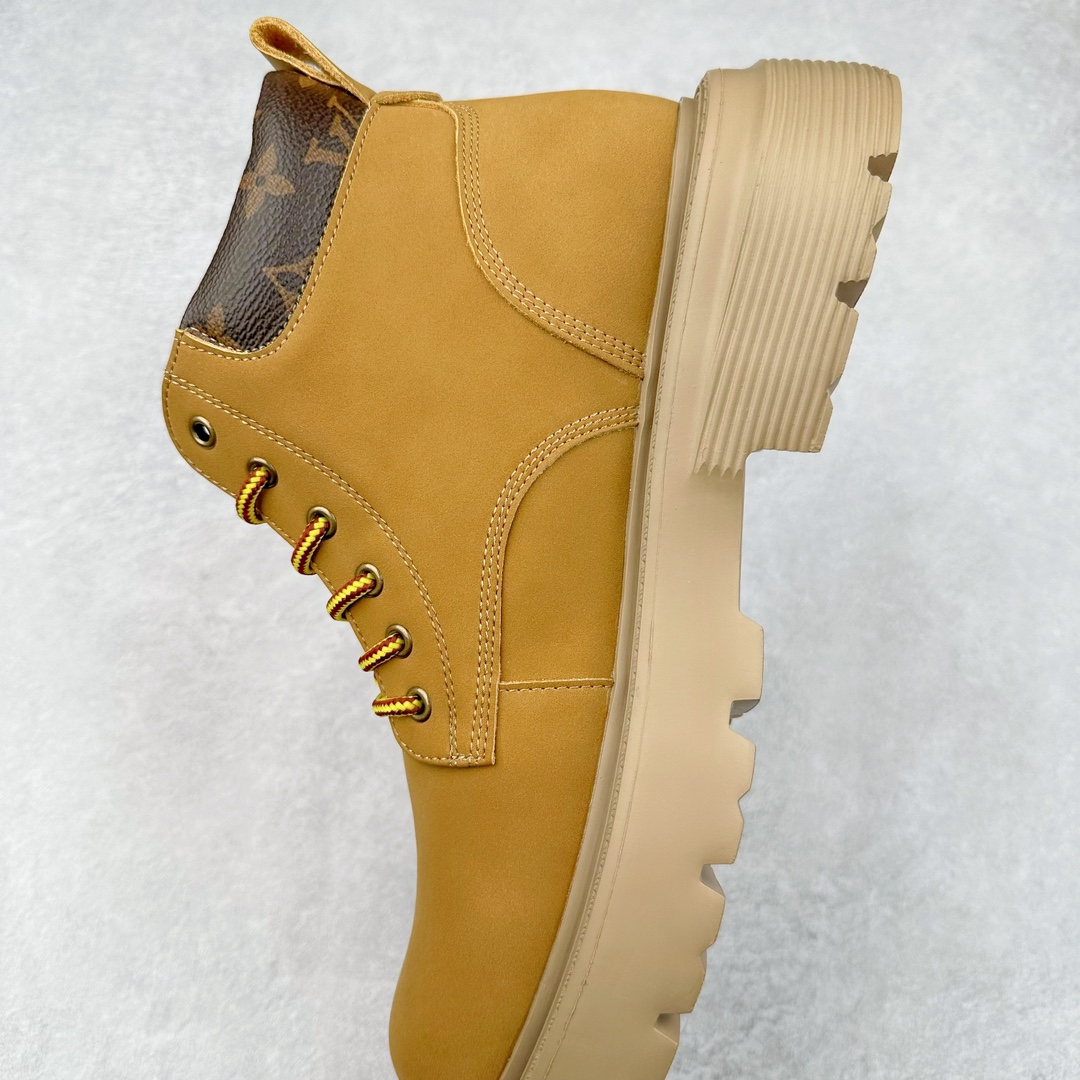 图片[7]-Lv x Timberland Lv联名添柏岚大黄靴 顶奢流量品牌与时代经典的结合之作 #代购专供品质 高弹Modern 外置防滑橡塑发泡超轻大底 系带设计 穿脱十分方便 采用TPU模压定型真皮鞋面材质#EVA轻翼科技外底具有防滑,耐磨和良好的弹性 Pharrell Williams充分发挥了作为Louis Vuitton创意总监的角色 这款鞋重新定义了 6英寸大黄靴的经典设计 致敬1996年Grandmaster Flash经典黄靴造型 原厂五金鞋带扣 工艺全新升级 中山大厂代工 原单进口皮料 独立私模大底，正确logo， 原装一致头层磨砂皮 搭配经典老花领口 全新原厂包装鞋盒 市场独家供应 尺码：38-44（皮鞋码）-选品中心