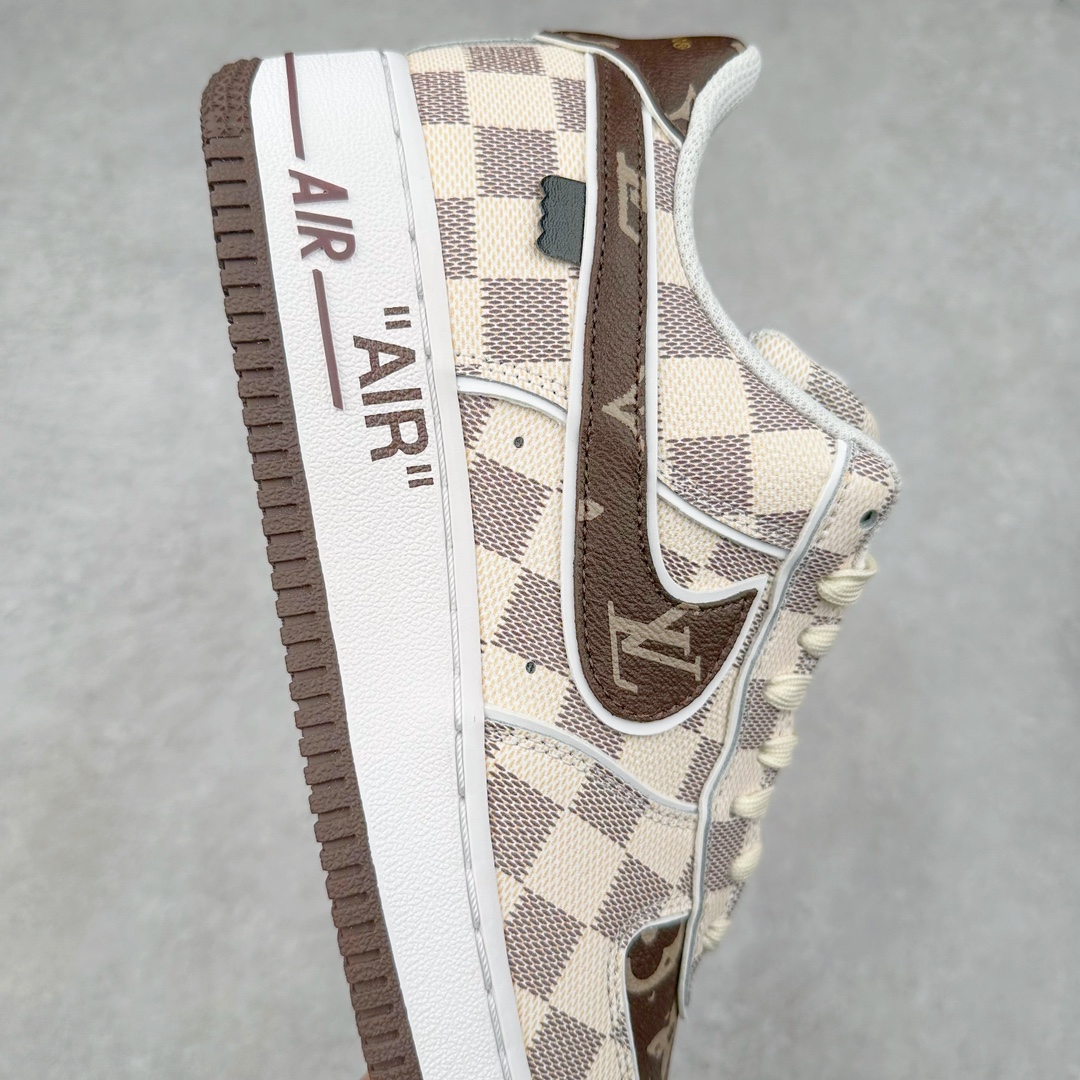 图片[6]-Louis Vuitton x NK Air Force 1 联名款 空军一号低帮休闲运动板鞋 毫无疑问 今年的鞋王非 LV x Air Force1 莫属 LV 的强强联名 再加上是 Virgil Abloh 联名鞋款的绝唱系列 让鞋头们又多了一个不得不买的理由 苏富比在官方 ins 账号上发布了 LV x Nike Air Force 1 第一波发售信息，会以线上拍卖的形式在苏富比网站上进行发售 限量200双 尺码从 US5到 US18 每双鞋的起拍价为2,000美元 预估价在5,000-15,000美元 拍卖所得收益将全数捐赠给 Virgil Abloh 创立的「Post-Modern」奖学金基金 拍卖时间从1月26日进行到2月8日 发售的第一双是最具代表性的小牛皮 LV 老花款式 它集合了 LV 与 Virgil 最经典的设计 鞋身拼接了 LV 两大经典 monogram 印花和 damier 棋盘格元素 侧面、鞋带上的“AIR”“LACET”字样是 Virgil 的招牌设计 白色中底搭配 LV 经典棕色 尽显奢华魅力 此次拍卖还会附带特别版皮质鞋盒 通体一身的橘色鞋盒印满了 LV monogram 老花 顶部搭配了白色锁扣以及 Swoosh 吊饰 日常还可以当作旅行箱使用 尺码：36 36.5 37.5 38 38.5 39 40 40.5 41 42 42.5 43 44 44.5 45-选品中心