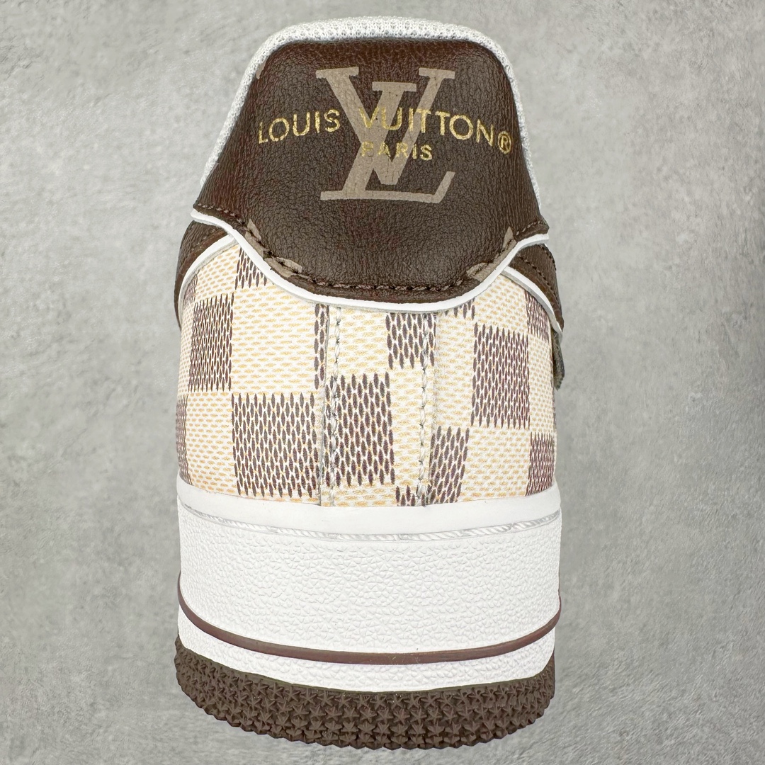 图片[8]-Louis Vuitton x NK Air Force 1 联名款 空军一号低帮休闲运动板鞋 毫无疑问 今年的鞋王非 LV x Air Force1 莫属 LV 的强强联名 再加上是 Virgil Abloh 联名鞋款的绝唱系列 让鞋头们又多了一个不得不买的理由 苏富比在官方 ins 账号上发布了 LV x Nike Air Force 1 第一波发售信息，会以线上拍卖的形式在苏富比网站上进行发售 限量200双 尺码从 US5到 US18 每双鞋的起拍价为2,000美元 预估价在5,000-15,000美元 拍卖所得收益将全数捐赠给 Virgil Abloh 创立的「Post-Modern」奖学金基金 拍卖时间从1月26日进行到2月8日 发售的第一双是最具代表性的小牛皮 LV 老花款式 它集合了 LV 与 Virgil 最经典的设计 鞋身拼接了 LV 两大经典 monogram 印花和 damier 棋盘格元素 侧面、鞋带上的“AIR”“LACET”字样是 Virgil 的招牌设计 白色中底搭配 LV 经典棕色 尽显奢华魅力 此次拍卖还会附带特别版皮质鞋盒 通体一身的橘色鞋盒印满了 LV monogram 老花 顶部搭配了白色锁扣以及 Swoosh 吊饰 日常还可以当作旅行箱使用 尺码：36 36.5 37.5 38 38.5 39 40 40.5 41 42 42.5 43 44 44.5 45-选品中心