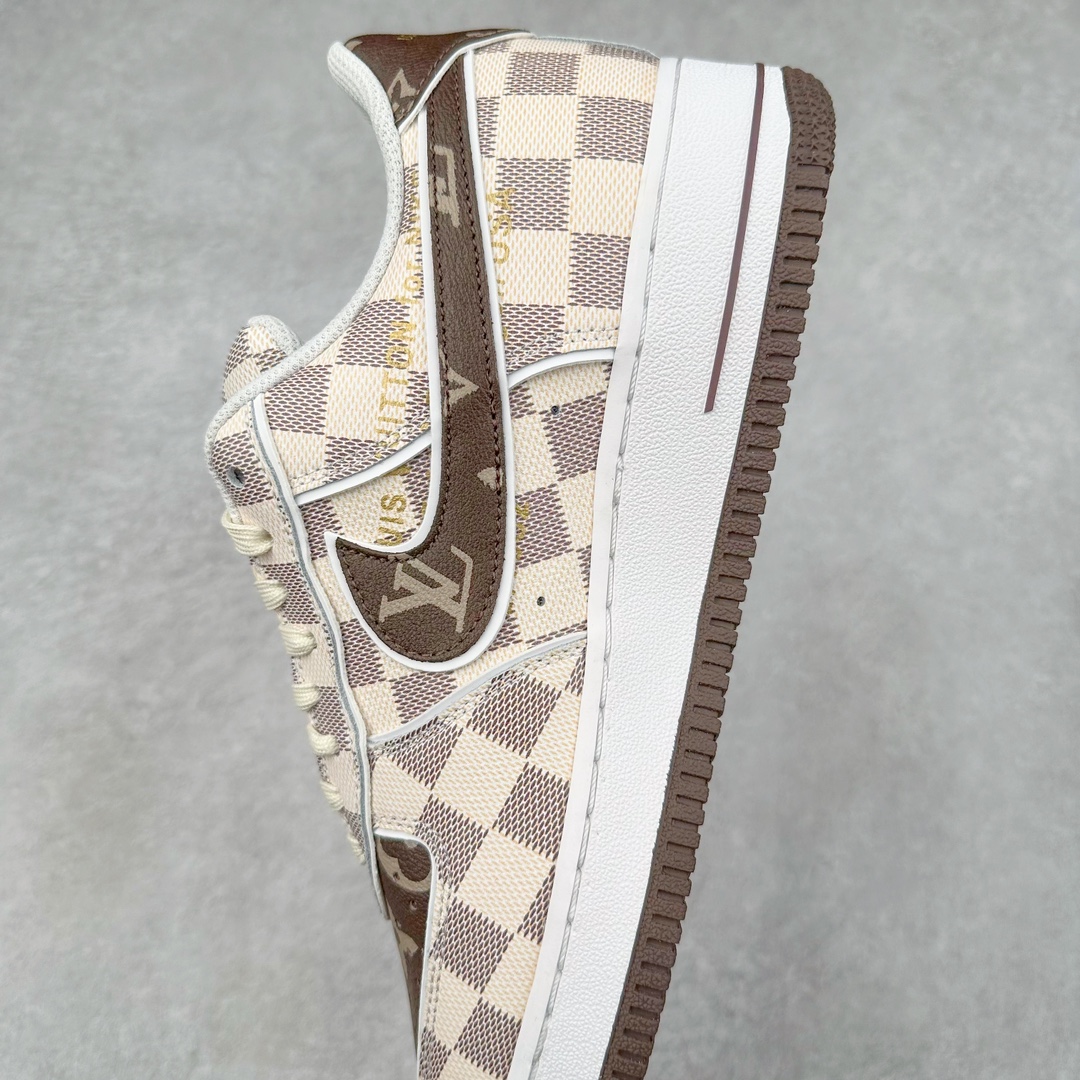 图片[7]-Louis Vuitton x NK Air Force 1 联名款 空军一号低帮休闲运动板鞋 毫无疑问 今年的鞋王非 LV x Air Force1 莫属 LV 的强强联名 再加上是 Virgil Abloh 联名鞋款的绝唱系列 让鞋头们又多了一个不得不买的理由 苏富比在官方 ins 账号上发布了 LV x Nike Air Force 1 第一波发售信息，会以线上拍卖的形式在苏富比网站上进行发售 限量200双 尺码从 US5到 US18 每双鞋的起拍价为2,000美元 预估价在5,000-15,000美元 拍卖所得收益将全数捐赠给 Virgil Abloh 创立的「Post-Modern」奖学金基金 拍卖时间从1月26日进行到2月8日 发售的第一双是最具代表性的小牛皮 LV 老花款式 它集合了 LV 与 Virgil 最经典的设计 鞋身拼接了 LV 两大经典 monogram 印花和 damier 棋盘格元素 侧面、鞋带上的“AIR”“LACET”字样是 Virgil 的招牌设计 白色中底搭配 LV 经典棕色 尽显奢华魅力 此次拍卖还会附带特别版皮质鞋盒 通体一身的橘色鞋盒印满了 LV monogram 老花 顶部搭配了白色锁扣以及 Swoosh 吊饰 日常还可以当作旅行箱使用 尺码：36 36.5 37.5 38 38.5 39 40 40.5 41 42 42.5 43 44 44.5 45-选品中心