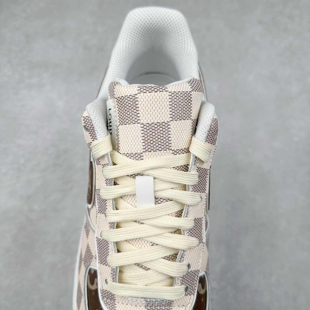 图片[5]-Louis Vuitton x NK Air Force 1 联名款 空军一号低帮休闲运动板鞋 毫无疑问 今年的鞋王非 LV x Air Force1 莫属 LV 的强强联名 再加上是 Virgil Abloh 联名鞋款的绝唱系列 让鞋头们又多了一个不得不买的理由 苏富比在官方 ins 账号上发布了 LV x Nike Air Force 1 第一波发售信息，会以线上拍卖的形式在苏富比网站上进行发售 限量200双 尺码从 US5到 US18 每双鞋的起拍价为2,000美元 预估价在5,000-15,000美元 拍卖所得收益将全数捐赠给 Virgil Abloh 创立的「Post-Modern」奖学金基金 拍卖时间从1月26日进行到2月8日 发售的第一双是最具代表性的小牛皮 LV 老花款式 它集合了 LV 与 Virgil 最经典的设计 鞋身拼接了 LV 两大经典 monogram 印花和 damier 棋盘格元素 侧面、鞋带上的“AIR”“LACET”字样是 Virgil 的招牌设计 白色中底搭配 LV 经典棕色 尽显奢华魅力 此次拍卖还会附带特别版皮质鞋盒 通体一身的橘色鞋盒印满了 LV monogram 老花 顶部搭配了白色锁扣以及 Swoosh 吊饰 日常还可以当作旅行箱使用 尺码：36 36.5 37.5 38 38.5 39 40 40.5 41 42 42.5 43 44 44.5 45-选品中心