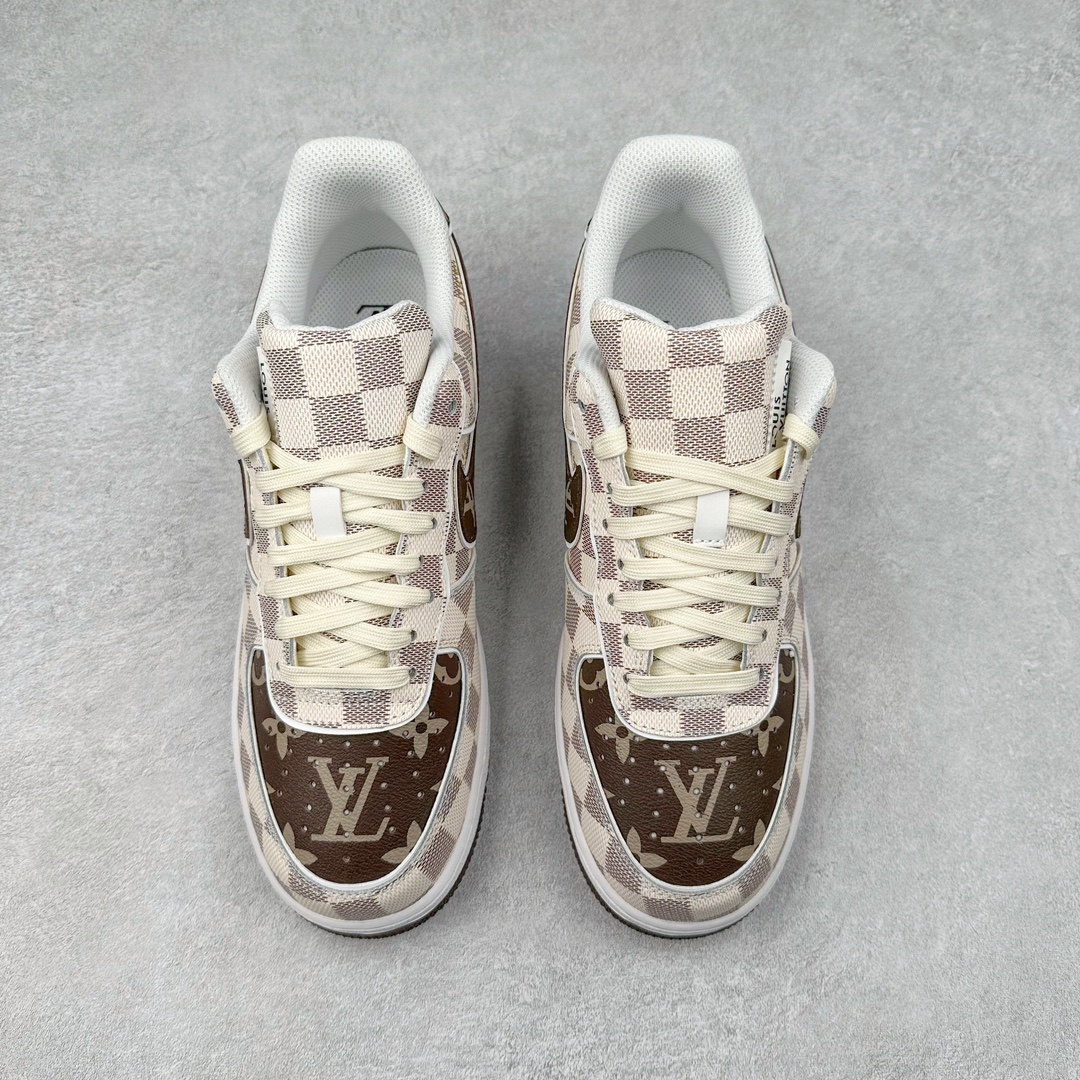 图片[2]-Louis Vuitton x NK Air Force 1 联名款 空军一号低帮休闲运动板鞋 毫无疑问 今年的鞋王非 LV x Air Force1 莫属 LV 的强强联名 再加上是 Virgil Abloh 联名鞋款的绝唱系列 让鞋头们又多了一个不得不买的理由 苏富比在官方 ins 账号上发布了 LV x Nike Air Force 1 第一波发售信息，会以线上拍卖的形式在苏富比网站上进行发售 限量200双 尺码从 US5到 US18 每双鞋的起拍价为2,000美元 预估价在5,000-15,000美元 拍卖所得收益将全数捐赠给 Virgil Abloh 创立的「Post-Modern」奖学金基金 拍卖时间从1月26日进行到2月8日 发售的第一双是最具代表性的小牛皮 LV 老花款式 它集合了 LV 与 Virgil 最经典的设计 鞋身拼接了 LV 两大经典 monogram 印花和 damier 棋盘格元素 侧面、鞋带上的“AIR”“LACET”字样是 Virgil 的招牌设计 白色中底搭配 LV 经典棕色 尽显奢华魅力 此次拍卖还会附带特别版皮质鞋盒 通体一身的橘色鞋盒印满了 LV monogram 老花 顶部搭配了白色锁扣以及 Swoosh 吊饰 日常还可以当作旅行箱使用 尺码：36 36.5 37.5 38 38.5 39 40 40.5 41 42 42.5 43 44 44.5 45-选品中心