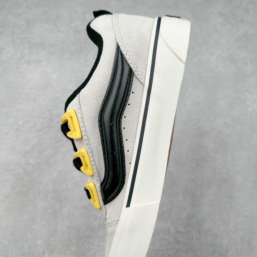 图片[7]-Vans Knu Skool DR “DR新系列面包鞋，个性十足”DR新款是对90年代经典风格的重新诠释，Vans将现在的Knu Skool的“宽大”特点进一步放大，将携带空改为了极具现代风格的D形鞋带孔，并选用更宽的鞋带绑定鞋身! 尺码：35 36 36.5 37 38 38.5 39 40 40.5 41 42 42.5 43 44 45 工艺：硫化1：1（重量1：1、真标、原钢印、材质标、鞋型标、合格证）-选品中心