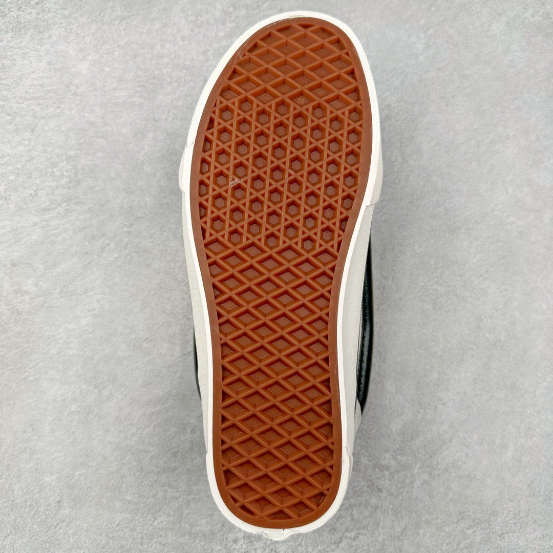 图片[9]-Vans Knu Skool DR “DR新系列面包鞋，个性十足”DR新款是对90年代经典风格的重新诠释，Vans将现在的Knu Skool的“宽大”特点进一步放大，将携带空改为了极具现代风格的D形鞋带孔，并选用更宽的鞋带绑定鞋身! 尺码：35 36 36.5 37 38 38.5 39 40 40.5 41 42 42.5 43 44 45 工艺：硫化1：1（重量1：1、真标、原钢印、材质标、鞋型标、合格证）-选品中心