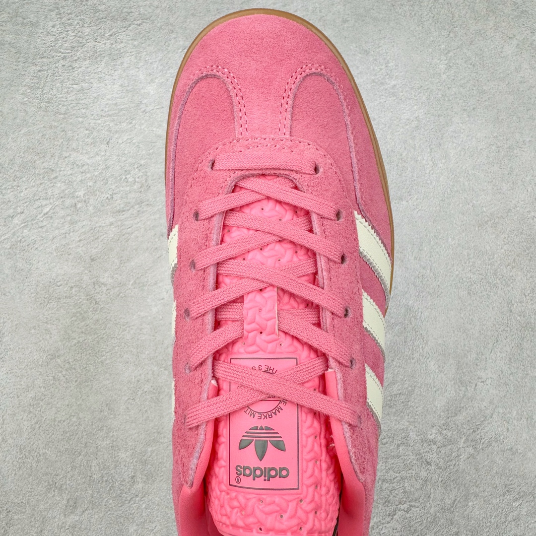 图片[4]-＃S2纯原 AD Original Gazelle Indoor Trainers 瞪羚室内鞋系列低帮复古百搭休闲运动德训风板鞋 JI2014 高端零售特供批次 原厂定制长毛翻毛皮组合环保纤维革鞋面材质 内置环保海玻璃鞋垫 外置RB橡胶大底 产品品控稳定性领先行业 原厂全套原楦原纸板冲刀磨具开发 原厂皮料加持 原厂港宝加持定型后跟R度完美 将复古进行到底 简约流畅 三十年不变经典 这款Gazelle运动鞋 无论面料、配色、质感或设计 都只在重现其1991年原款的经典 皮革鞋面 撞色三条纹和鞋跟标的设计 力求呈现90年代的经典复古风潮 Samba火热的同时 也带动了其它的复古鞋型 Gazelle便是其中一只 Gazelle Indoor拥有包边更宽的T字型鞋头 更好的保护运动员的前掌 浓浓的复古氛围感 非常适合现在流行的Cleanfit风格 尺码：36 36.5 37.5 38 38.5 39 40 40.5 41 42 42.5 43 44 44.5 45 46-选品中心