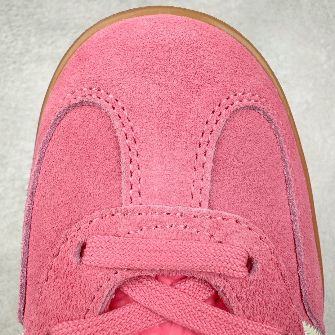 图片[15]-＃S2纯原 AD Original Gazelle Indoor Trainers 瞪羚室内鞋系列低帮复古百搭休闲运动德训风板鞋 JI2014 高端零售特供批次 原厂定制长毛翻毛皮组合环保纤维革鞋面材质 内置环保海玻璃鞋垫 外置RB橡胶大底 产品品控稳定性领先行业 原厂全套原楦原纸板冲刀磨具开发 原厂皮料加持 原厂港宝加持定型后跟R度完美 将复古进行到底 简约流畅 三十年不变经典 这款Gazelle运动鞋 无论面料、配色、质感或设计 都只在重现其1991年原款的经典 皮革鞋面 撞色三条纹和鞋跟标的设计 力求呈现90年代的经典复古风潮 Samba火热的同时 也带动了其它的复古鞋型 Gazelle便是其中一只 Gazelle Indoor拥有包边更宽的T字型鞋头 更好的保护运动员的前掌 浓浓的复古氛围感 非常适合现在流行的Cleanfit风格 尺码：36 36.5 37.5 38 38.5 39 40 40.5 41 42 42.5 43 44 44.5 45 46-选品中心