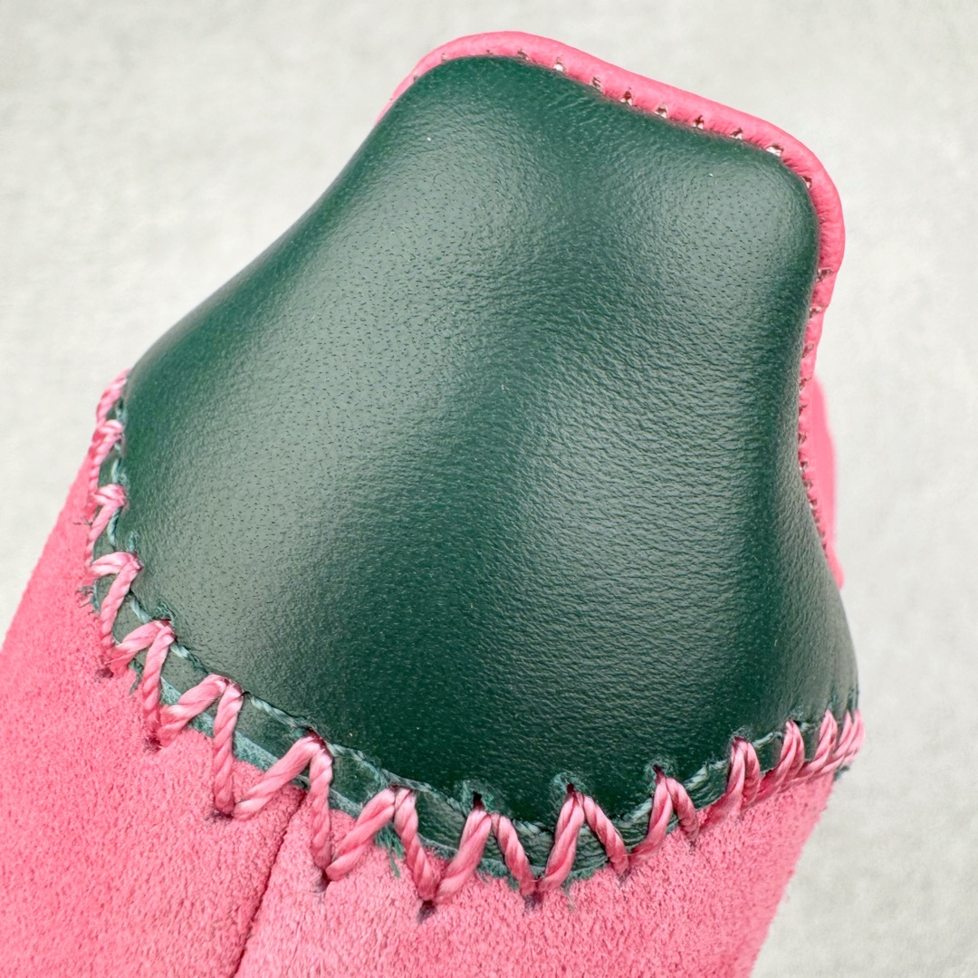 图片[16]-＃S2纯原 AD Original Gazelle Indoor Trainers 瞪羚室内鞋系列低帮复古百搭休闲运动德训风板鞋 JI2014 高端零售特供批次 原厂定制长毛翻毛皮组合环保纤维革鞋面材质 内置环保海玻璃鞋垫 外置RB橡胶大底 产品品控稳定性领先行业 原厂全套原楦原纸板冲刀磨具开发 原厂皮料加持 原厂港宝加持定型后跟R度完美 将复古进行到底 简约流畅 三十年不变经典 这款Gazelle运动鞋 无论面料、配色、质感或设计 都只在重现其1991年原款的经典 皮革鞋面 撞色三条纹和鞋跟标的设计 力求呈现90年代的经典复古风潮 Samba火热的同时 也带动了其它的复古鞋型 Gazelle便是其中一只 Gazelle Indoor拥有包边更宽的T字型鞋头 更好的保护运动员的前掌 浓浓的复古氛围感 非常适合现在流行的Cleanfit风格 尺码：36 36.5 37.5 38 38.5 39 40 40.5 41 42 42.5 43 44 44.5 45 46-选品中心