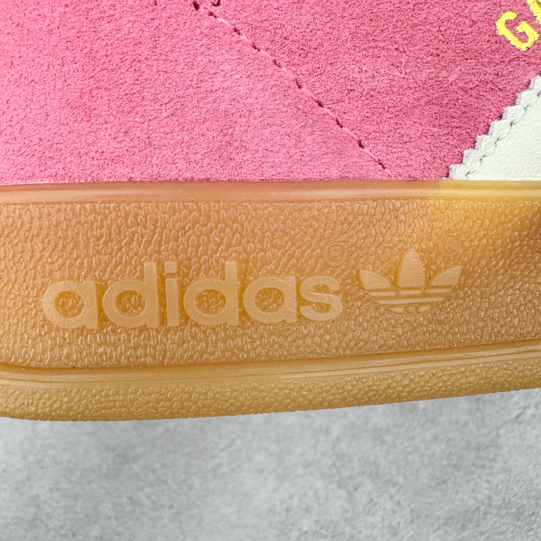 图片[17]-＃S2纯原 AD Original Gazelle Indoor Trainers 瞪羚室内鞋系列低帮复古百搭休闲运动德训风板鞋 JI2014 高端零售特供批次 原厂定制长毛翻毛皮组合环保纤维革鞋面材质 内置环保海玻璃鞋垫 外置RB橡胶大底 产品品控稳定性领先行业 原厂全套原楦原纸板冲刀磨具开发 原厂皮料加持 原厂港宝加持定型后跟R度完美 将复古进行到底 简约流畅 三十年不变经典 这款Gazelle运动鞋 无论面料、配色、质感或设计 都只在重现其1991年原款的经典 皮革鞋面 撞色三条纹和鞋跟标的设计 力求呈现90年代的经典复古风潮 Samba火热的同时 也带动了其它的复古鞋型 Gazelle便是其中一只 Gazelle Indoor拥有包边更宽的T字型鞋头 更好的保护运动员的前掌 浓浓的复古氛围感 非常适合现在流行的Cleanfit风格 尺码：36 36.5 37.5 38 38.5 39 40 40.5 41 42 42.5 43 44 44.5 45 46-选品中心