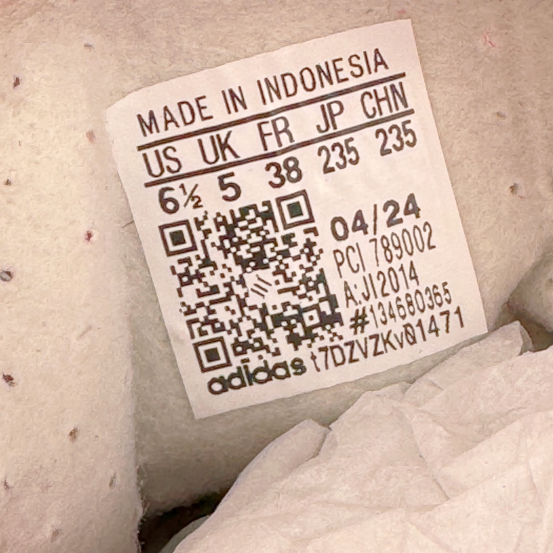 图片[12]-＃S2纯原 AD Original Gazelle Indoor Trainers 瞪羚室内鞋系列低帮复古百搭休闲运动德训风板鞋 JI2014 高端零售特供批次 原厂定制长毛翻毛皮组合环保纤维革鞋面材质 内置环保海玻璃鞋垫 外置RB橡胶大底 产品品控稳定性领先行业 原厂全套原楦原纸板冲刀磨具开发 原厂皮料加持 原厂港宝加持定型后跟R度完美 将复古进行到底 简约流畅 三十年不变经典 这款Gazelle运动鞋 无论面料、配色、质感或设计 都只在重现其1991年原款的经典 皮革鞋面 撞色三条纹和鞋跟标的设计 力求呈现90年代的经典复古风潮 Samba火热的同时 也带动了其它的复古鞋型 Gazelle便是其中一只 Gazelle Indoor拥有包边更宽的T字型鞋头 更好的保护运动员的前掌 浓浓的复古氛围感 非常适合现在流行的Cleanfit风格 尺码：36 36.5 37.5 38 38.5 39 40 40.5 41 42 42.5 43 44 44.5 45 46-选品中心