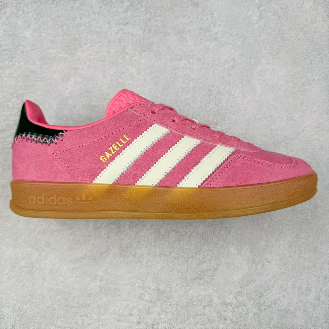 ＃S2纯原 AD Original Gazelle Indoor Trainers 瞪羚室内鞋系列低帮复古百搭休闲运动德训风板鞋 JI2014 高端零售特供批次 原厂定制长毛翻毛皮组合环保纤维革鞋面材质 内置环保海玻璃鞋垫 外置RB橡胶大底 产品品控稳定性领先行业 原厂全套原楦原纸板冲刀磨具开发 原厂皮料加持 原厂港宝加持定型后跟R度完美 将复古进行到底 简约流畅 三十年不变经典 这款Gazelle运动鞋 无论面料、配色、质感或设计 都只在重现其1991年原款的经典 皮革鞋面 撞色三条纹和鞋跟标的设计 力求呈现90年代的经典复古风潮 Samba火热的同时 也带动了其它的复古鞋型 Gazelle便是其中一只 Gazelle Indoor拥有包边更宽的T字型鞋头 更好的保护运动员的前掌 浓浓的复古氛围感 非常适合现在流行的Cleanfit风格 尺码：36 36.5 37.5 38 38.5 39 40 40.5 41 42 42.5 43 44 44.5 45 46-选品中心