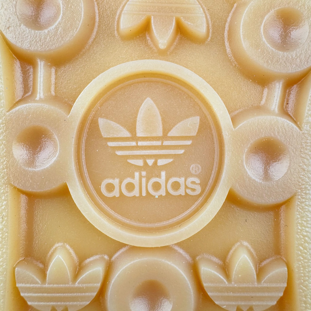 图片[19]-＃S2纯原 AD Original Gazelle Indoor Trainers 瞪羚室内鞋系列低帮复古百搭休闲运动德训风板鞋 JI2014 高端零售特供批次 原厂定制长毛翻毛皮组合环保纤维革鞋面材质 内置环保海玻璃鞋垫 外置RB橡胶大底 产品品控稳定性领先行业 原厂全套原楦原纸板冲刀磨具开发 原厂皮料加持 原厂港宝加持定型后跟R度完美 将复古进行到底 简约流畅 三十年不变经典 这款Gazelle运动鞋 无论面料、配色、质感或设计 都只在重现其1991年原款的经典 皮革鞋面 撞色三条纹和鞋跟标的设计 力求呈现90年代的经典复古风潮 Samba火热的同时 也带动了其它的复古鞋型 Gazelle便是其中一只 Gazelle Indoor拥有包边更宽的T字型鞋头 更好的保护运动员的前掌 浓浓的复古氛围感 非常适合现在流行的Cleanfit风格 尺码：36 36.5 37.5 38 38.5 39 40 40.5 41 42 42.5 43 44 44.5 45 46-选品中心