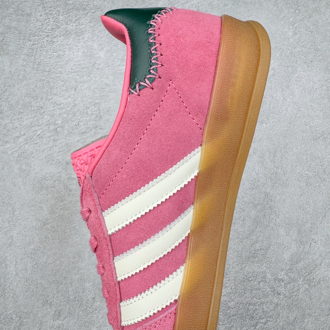 图片[7]-＃S2纯原 AD Original Gazelle Indoor Trainers 瞪羚室内鞋系列低帮复古百搭休闲运动德训风板鞋 JI2014 高端零售特供批次 原厂定制长毛翻毛皮组合环保纤维革鞋面材质 内置环保海玻璃鞋垫 外置RB橡胶大底 产品品控稳定性领先行业 原厂全套原楦原纸板冲刀磨具开发 原厂皮料加持 原厂港宝加持定型后跟R度完美 将复古进行到底 简约流畅 三十年不变经典 这款Gazelle运动鞋 无论面料、配色、质感或设计 都只在重现其1991年原款的经典 皮革鞋面 撞色三条纹和鞋跟标的设计 力求呈现90年代的经典复古风潮 Samba火热的同时 也带动了其它的复古鞋型 Gazelle便是其中一只 Gazelle Indoor拥有包边更宽的T字型鞋头 更好的保护运动员的前掌 浓浓的复古氛围感 非常适合现在流行的Cleanfit风格 尺码：36 36.5 37.5 38 38.5 39 40 40.5 41 42 42.5 43 44 44.5 45 46-选品中心