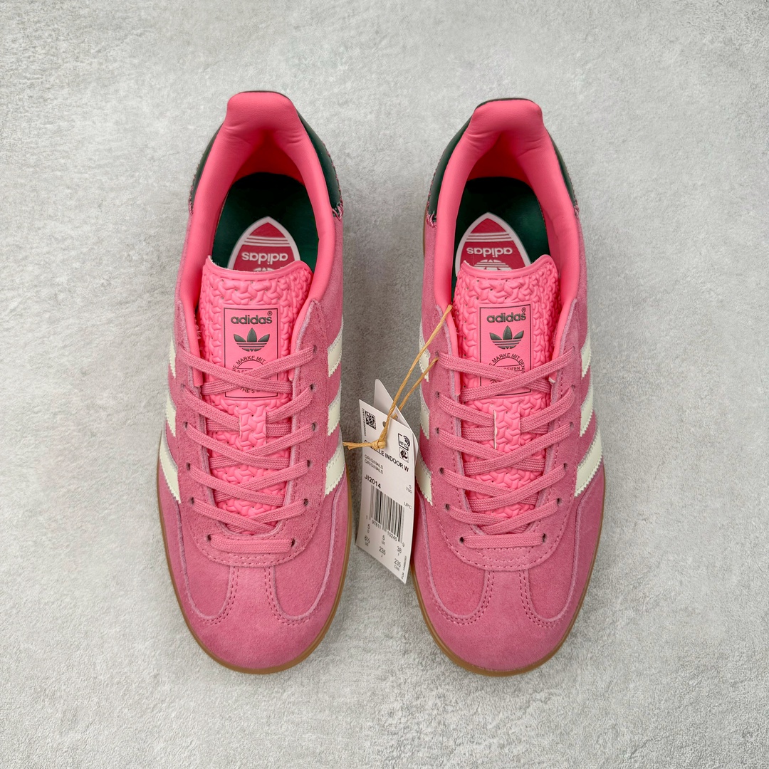 图片[2]-＃S2纯原 AD Original Gazelle Indoor Trainers 瞪羚室内鞋系列低帮复古百搭休闲运动德训风板鞋 JI2014 高端零售特供批次 原厂定制长毛翻毛皮组合环保纤维革鞋面材质 内置环保海玻璃鞋垫 外置RB橡胶大底 产品品控稳定性领先行业 原厂全套原楦原纸板冲刀磨具开发 原厂皮料加持 原厂港宝加持定型后跟R度完美 将复古进行到底 简约流畅 三十年不变经典 这款Gazelle运动鞋 无论面料、配色、质感或设计 都只在重现其1991年原款的经典 皮革鞋面 撞色三条纹和鞋跟标的设计 力求呈现90年代的经典复古风潮 Samba火热的同时 也带动了其它的复古鞋型 Gazelle便是其中一只 Gazelle Indoor拥有包边更宽的T字型鞋头 更好的保护运动员的前掌 浓浓的复古氛围感 非常适合现在流行的Cleanfit风格 尺码：36 36.5 37.5 38 38.5 39 40 40.5 41 42 42.5 43 44 44.5 45 46-选品中心