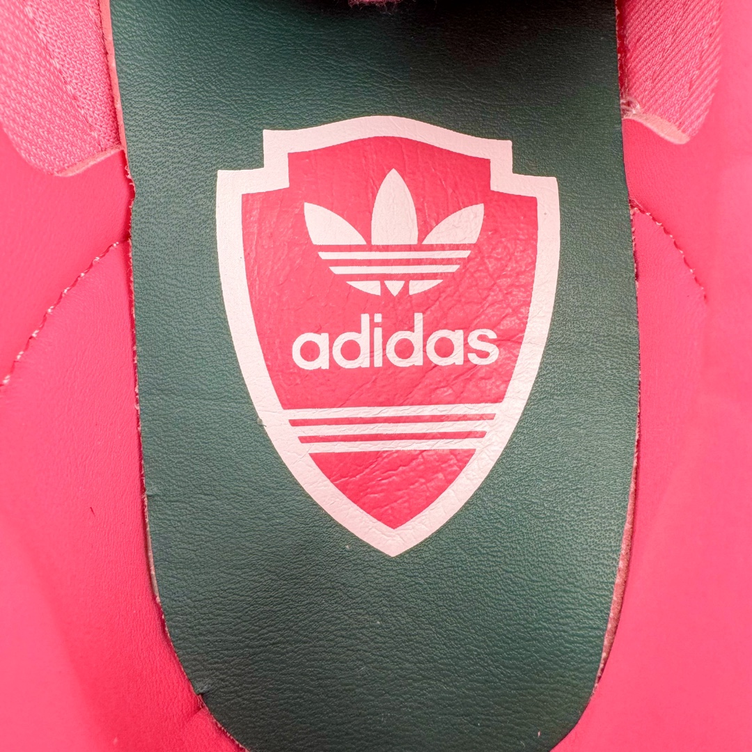 图片[13]-＃S2纯原 AD Original Gazelle Indoor Trainers 瞪羚室内鞋系列低帮复古百搭休闲运动德训风板鞋 JI2014 高端零售特供批次 原厂定制长毛翻毛皮组合环保纤维革鞋面材质 内置环保海玻璃鞋垫 外置RB橡胶大底 产品品控稳定性领先行业 原厂全套原楦原纸板冲刀磨具开发 原厂皮料加持 原厂港宝加持定型后跟R度完美 将复古进行到底 简约流畅 三十年不变经典 这款Gazelle运动鞋 无论面料、配色、质感或设计 都只在重现其1991年原款的经典 皮革鞋面 撞色三条纹和鞋跟标的设计 力求呈现90年代的经典复古风潮 Samba火热的同时 也带动了其它的复古鞋型 Gazelle便是其中一只 Gazelle Indoor拥有包边更宽的T字型鞋头 更好的保护运动员的前掌 浓浓的复古氛围感 非常适合现在流行的Cleanfit风格 尺码：36 36.5 37.5 38 38.5 39 40 40.5 41 42 42.5 43 44 44.5 45 46-选品中心