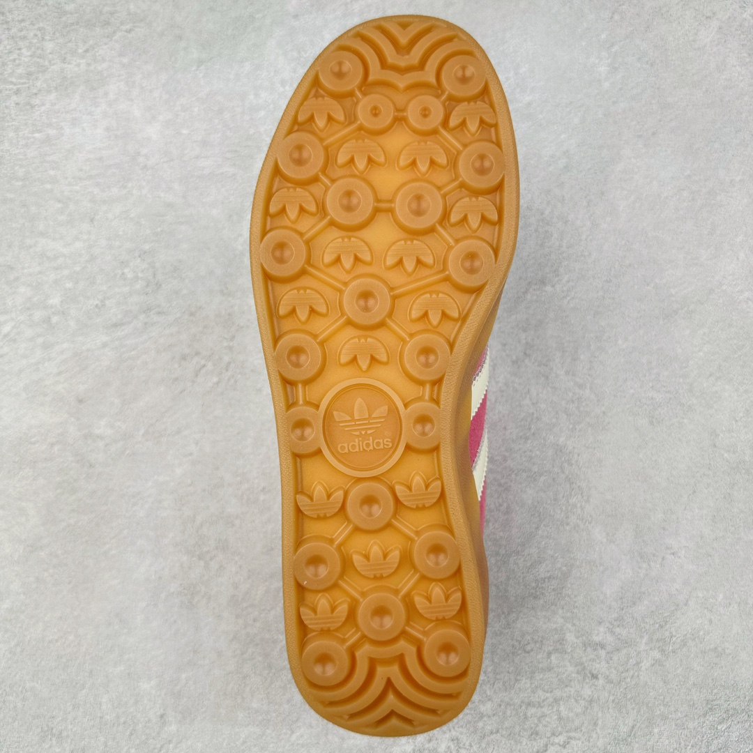 图片[9]-＃S2纯原 AD Original Gazelle Indoor Trainers 瞪羚室内鞋系列低帮复古百搭休闲运动德训风板鞋 JI2014 高端零售特供批次 原厂定制长毛翻毛皮组合环保纤维革鞋面材质 内置环保海玻璃鞋垫 外置RB橡胶大底 产品品控稳定性领先行业 原厂全套原楦原纸板冲刀磨具开发 原厂皮料加持 原厂港宝加持定型后跟R度完美 将复古进行到底 简约流畅 三十年不变经典 这款Gazelle运动鞋 无论面料、配色、质感或设计 都只在重现其1991年原款的经典 皮革鞋面 撞色三条纹和鞋跟标的设计 力求呈现90年代的经典复古风潮 Samba火热的同时 也带动了其它的复古鞋型 Gazelle便是其中一只 Gazelle Indoor拥有包边更宽的T字型鞋头 更好的保护运动员的前掌 浓浓的复古氛围感 非常适合现在流行的Cleanfit风格 尺码：36 36.5 37.5 38 38.5 39 40 40.5 41 42 42.5 43 44 44.5 45 46-选品中心