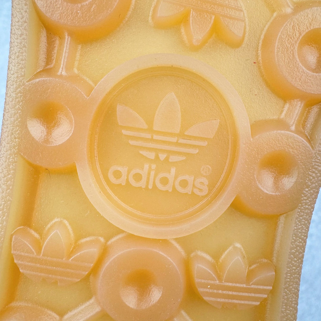 图片[19]-＃S2纯原 AD Original Gazelle Indoor Trainers 瞪羚室内鞋系列低帮复古百搭休闲运动德训风板鞋 IG6786 高端零售特供批次 原厂定制长毛翻毛皮组合环保纤维革鞋面材质 内置环保海玻璃鞋垫 外置RB橡胶大底 产品品控稳定性领先行业 原厂全套原楦原纸板冲刀磨具开发 原厂皮料加持 原厂港宝加持定型后跟R度完美 将复古进行到底 简约流畅 三十年不变经典 这款Gazelle运动鞋 无论面料、配色、质感或设计 都只在重现其1991年原款的经典 皮革鞋面 撞色三条纹和鞋跟标的设计 力求呈现90年代的经典复古风潮 Samba火热的同时 也带动了其它的复古鞋型 Gazelle便是其中一只 Gazelle Indoor拥有包边更宽的T字型鞋头 更好的保护运动员的前掌 浓浓的复古氛围感 非常适合现在流行的Cleanfit风格 尺码：36 36.5 37.5 38 38.5 39 40 40.5 41 42 42.5 43 44 44.5 45 46-选品中心