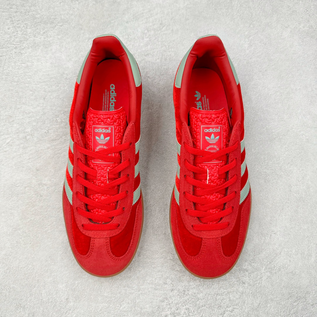 图片[2]-＃S2纯原 AD Original Gazelle Indoor Trainers 瞪羚室内鞋系列低帮复古百搭休闲运动德训风板鞋 IG6786 高端零售特供批次 原厂定制长毛翻毛皮组合环保纤维革鞋面材质 内置环保海玻璃鞋垫 外置RB橡胶大底 产品品控稳定性领先行业 原厂全套原楦原纸板冲刀磨具开发 原厂皮料加持 原厂港宝加持定型后跟R度完美 将复古进行到底 简约流畅 三十年不变经典 这款Gazelle运动鞋 无论面料、配色、质感或设计 都只在重现其1991年原款的经典 皮革鞋面 撞色三条纹和鞋跟标的设计 力求呈现90年代的经典复古风潮 Samba火热的同时 也带动了其它的复古鞋型 Gazelle便是其中一只 Gazelle Indoor拥有包边更宽的T字型鞋头 更好的保护运动员的前掌 浓浓的复古氛围感 非常适合现在流行的Cleanfit风格 尺码：36 36.5 37.5 38 38.5 39 40 40.5 41 42 42.5 43 44 44.5 45 46-选品中心
