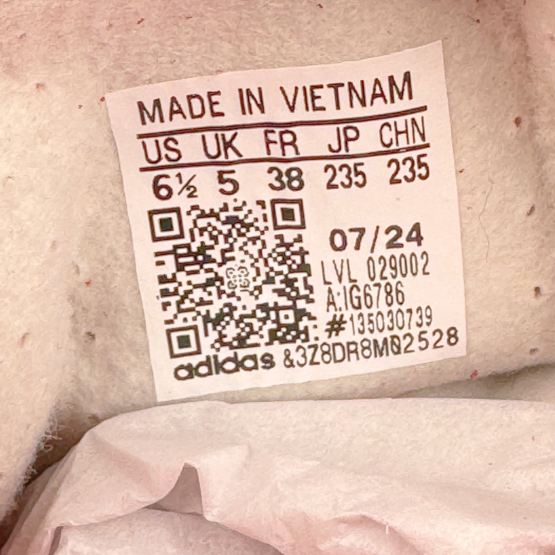 图片[12]-＃S2纯原 AD Original Gazelle Indoor Trainers 瞪羚室内鞋系列低帮复古百搭休闲运动德训风板鞋 IG6786 高端零售特供批次 原厂定制长毛翻毛皮组合环保纤维革鞋面材质 内置环保海玻璃鞋垫 外置RB橡胶大底 产品品控稳定性领先行业 原厂全套原楦原纸板冲刀磨具开发 原厂皮料加持 原厂港宝加持定型后跟R度完美 将复古进行到底 简约流畅 三十年不变经典 这款Gazelle运动鞋 无论面料、配色、质感或设计 都只在重现其1991年原款的经典 皮革鞋面 撞色三条纹和鞋跟标的设计 力求呈现90年代的经典复古风潮 Samba火热的同时 也带动了其它的复古鞋型 Gazelle便是其中一只 Gazelle Indoor拥有包边更宽的T字型鞋头 更好的保护运动员的前掌 浓浓的复古氛围感 非常适合现在流行的Cleanfit风格 尺码：36 36.5 37.5 38 38.5 39 40 40.5 41 42 42.5 43 44 44.5 45 46-选品中心