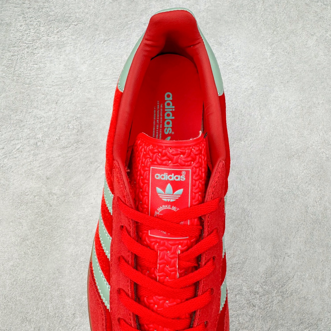 图片[5]-＃S2纯原 AD Original Gazelle Indoor Trainers 瞪羚室内鞋系列低帮复古百搭休闲运动德训风板鞋 IG6786 高端零售特供批次 原厂定制长毛翻毛皮组合环保纤维革鞋面材质 内置环保海玻璃鞋垫 外置RB橡胶大底 产品品控稳定性领先行业 原厂全套原楦原纸板冲刀磨具开发 原厂皮料加持 原厂港宝加持定型后跟R度完美 将复古进行到底 简约流畅 三十年不变经典 这款Gazelle运动鞋 无论面料、配色、质感或设计 都只在重现其1991年原款的经典 皮革鞋面 撞色三条纹和鞋跟标的设计 力求呈现90年代的经典复古风潮 Samba火热的同时 也带动了其它的复古鞋型 Gazelle便是其中一只 Gazelle Indoor拥有包边更宽的T字型鞋头 更好的保护运动员的前掌 浓浓的复古氛围感 非常适合现在流行的Cleanfit风格 尺码：36 36.5 37.5 38 38.5 39 40 40.5 41 42 42.5 43 44 44.5 45 46-选品中心