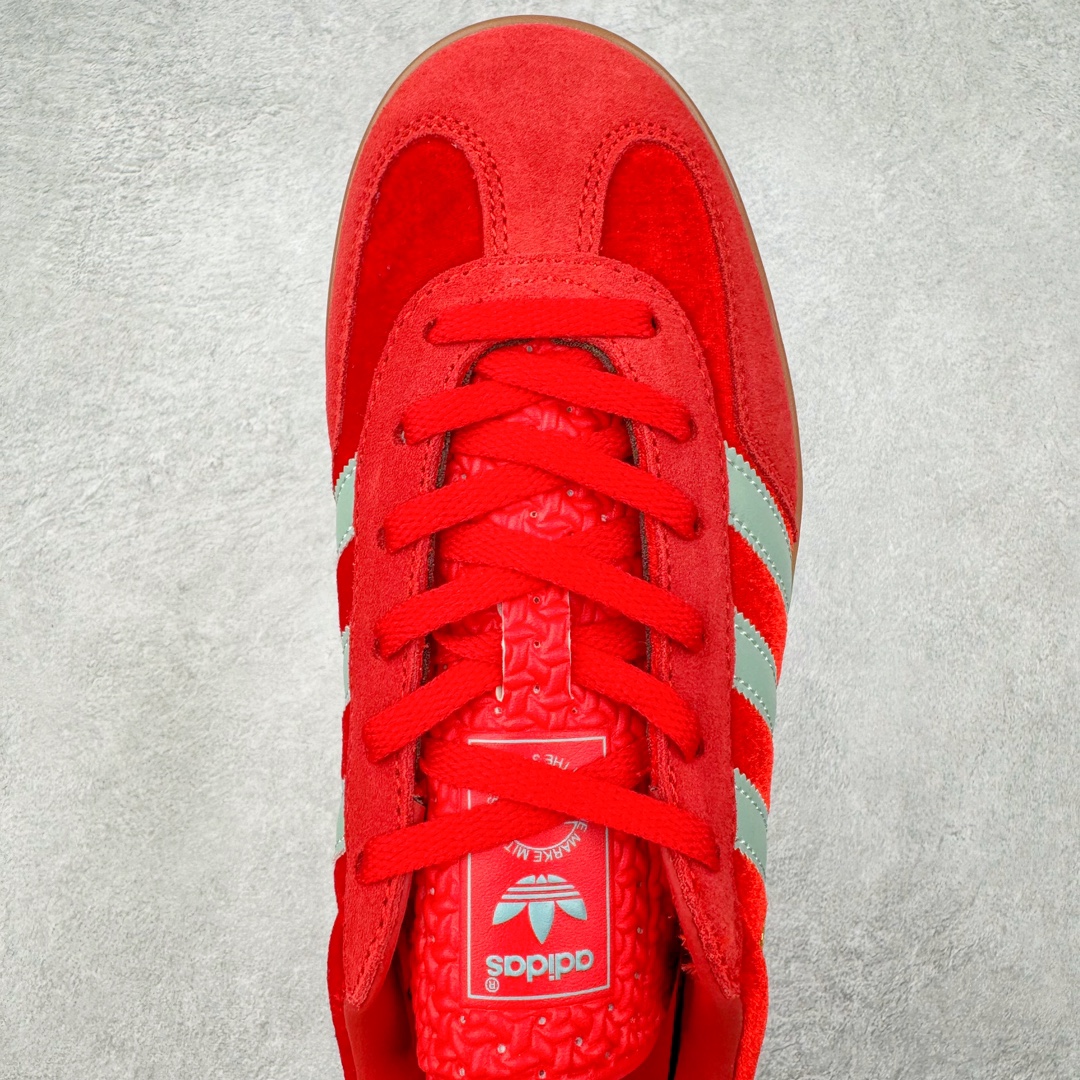 图片[4]-＃S2纯原 AD Original Gazelle Indoor Trainers 瞪羚室内鞋系列低帮复古百搭休闲运动德训风板鞋 IG6786 高端零售特供批次 原厂定制长毛翻毛皮组合环保纤维革鞋面材质 内置环保海玻璃鞋垫 外置RB橡胶大底 产品品控稳定性领先行业 原厂全套原楦原纸板冲刀磨具开发 原厂皮料加持 原厂港宝加持定型后跟R度完美 将复古进行到底 简约流畅 三十年不变经典 这款Gazelle运动鞋 无论面料、配色、质感或设计 都只在重现其1991年原款的经典 皮革鞋面 撞色三条纹和鞋跟标的设计 力求呈现90年代的经典复古风潮 Samba火热的同时 也带动了其它的复古鞋型 Gazelle便是其中一只 Gazelle Indoor拥有包边更宽的T字型鞋头 更好的保护运动员的前掌 浓浓的复古氛围感 非常适合现在流行的Cleanfit风格 尺码：36 36.5 37.5 38 38.5 39 40 40.5 41 42 42.5 43 44 44.5 45 46-选品中心