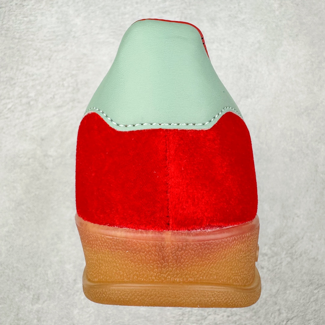 图片[8]-＃S2纯原 AD Original Gazelle Indoor Trainers 瞪羚室内鞋系列低帮复古百搭休闲运动德训风板鞋 IG6786 高端零售特供批次 原厂定制长毛翻毛皮组合环保纤维革鞋面材质 内置环保海玻璃鞋垫 外置RB橡胶大底 产品品控稳定性领先行业 原厂全套原楦原纸板冲刀磨具开发 原厂皮料加持 原厂港宝加持定型后跟R度完美 将复古进行到底 简约流畅 三十年不变经典 这款Gazelle运动鞋 无论面料、配色、质感或设计 都只在重现其1991年原款的经典 皮革鞋面 撞色三条纹和鞋跟标的设计 力求呈现90年代的经典复古风潮 Samba火热的同时 也带动了其它的复古鞋型 Gazelle便是其中一只 Gazelle Indoor拥有包边更宽的T字型鞋头 更好的保护运动员的前掌 浓浓的复古氛围感 非常适合现在流行的Cleanfit风格 尺码：36 36.5 37.5 38 38.5 39 40 40.5 41 42 42.5 43 44 44.5 45 46-选品中心