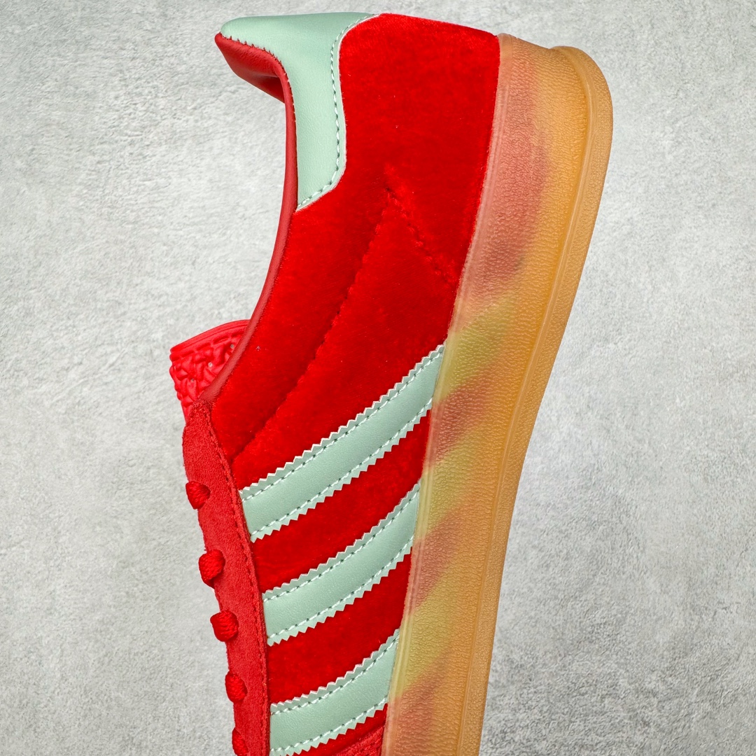 图片[7]-＃S2纯原 AD Original Gazelle Indoor Trainers 瞪羚室内鞋系列低帮复古百搭休闲运动德训风板鞋 IG6786 高端零售特供批次 原厂定制长毛翻毛皮组合环保纤维革鞋面材质 内置环保海玻璃鞋垫 外置RB橡胶大底 产品品控稳定性领先行业 原厂全套原楦原纸板冲刀磨具开发 原厂皮料加持 原厂港宝加持定型后跟R度完美 将复古进行到底 简约流畅 三十年不变经典 这款Gazelle运动鞋 无论面料、配色、质感或设计 都只在重现其1991年原款的经典 皮革鞋面 撞色三条纹和鞋跟标的设计 力求呈现90年代的经典复古风潮 Samba火热的同时 也带动了其它的复古鞋型 Gazelle便是其中一只 Gazelle Indoor拥有包边更宽的T字型鞋头 更好的保护运动员的前掌 浓浓的复古氛围感 非常适合现在流行的Cleanfit风格 尺码：36 36.5 37.5 38 38.5 39 40 40.5 41 42 42.5 43 44 44.5 45 46-选品中心