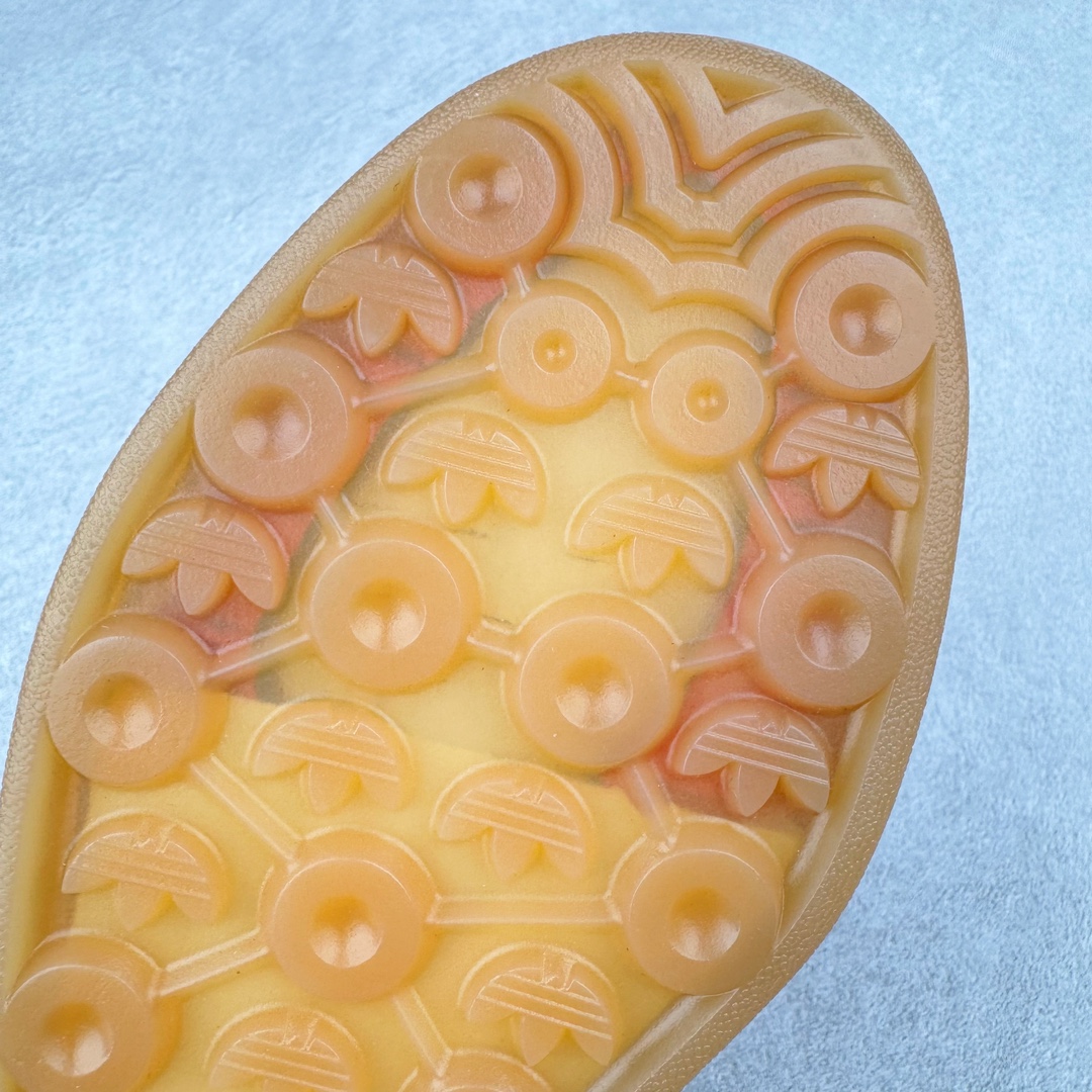 图片[18]-＃S2纯原 AD Original Gazelle Indoor Trainers 瞪羚室内鞋系列低帮复古百搭休闲运动德训风板鞋 IG6786 高端零售特供批次 原厂定制长毛翻毛皮组合环保纤维革鞋面材质 内置环保海玻璃鞋垫 外置RB橡胶大底 产品品控稳定性领先行业 原厂全套原楦原纸板冲刀磨具开发 原厂皮料加持 原厂港宝加持定型后跟R度完美 将复古进行到底 简约流畅 三十年不变经典 这款Gazelle运动鞋 无论面料、配色、质感或设计 都只在重现其1991年原款的经典 皮革鞋面 撞色三条纹和鞋跟标的设计 力求呈现90年代的经典复古风潮 Samba火热的同时 也带动了其它的复古鞋型 Gazelle便是其中一只 Gazelle Indoor拥有包边更宽的T字型鞋头 更好的保护运动员的前掌 浓浓的复古氛围感 非常适合现在流行的Cleanfit风格 尺码：36 36.5 37.5 38 38.5 39 40 40.5 41 42 42.5 43 44 44.5 45 46-选品中心