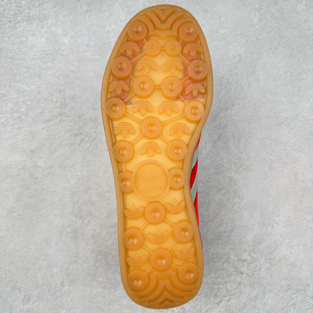 图片[9]-＃S2纯原 AD Original Gazelle Indoor Trainers 瞪羚室内鞋系列低帮复古百搭休闲运动德训风板鞋 IG6786 高端零售特供批次 原厂定制长毛翻毛皮组合环保纤维革鞋面材质 内置环保海玻璃鞋垫 外置RB橡胶大底 产品品控稳定性领先行业 原厂全套原楦原纸板冲刀磨具开发 原厂皮料加持 原厂港宝加持定型后跟R度完美 将复古进行到底 简约流畅 三十年不变经典 这款Gazelle运动鞋 无论面料、配色、质感或设计 都只在重现其1991年原款的经典 皮革鞋面 撞色三条纹和鞋跟标的设计 力求呈现90年代的经典复古风潮 Samba火热的同时 也带动了其它的复古鞋型 Gazelle便是其中一只 Gazelle Indoor拥有包边更宽的T字型鞋头 更好的保护运动员的前掌 浓浓的复古氛围感 非常适合现在流行的Cleanfit风格 尺码：36 36.5 37.5 38 38.5 39 40 40.5 41 42 42.5 43 44 44.5 45 46-选品中心