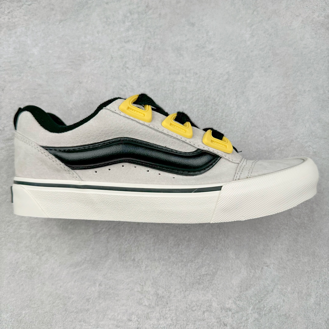 Vans Knu Skool DR “DR新系列面包鞋，个性十足”DR新款是对90年代经典风格的重新诠释，Vans将现在的Knu Skool的“宽大”特点进一步放大，将携带空改为了极具现代风格的D形鞋带孔，并选用更宽的鞋带绑定鞋身! 尺码：35 36 36.5 37 38 38.5 39 40 40.5 41 42 42.5 43 44 45 工艺：硫化1：1（重量1：1、真标、原钢印、材质标、鞋型标、合格证）-选品中心