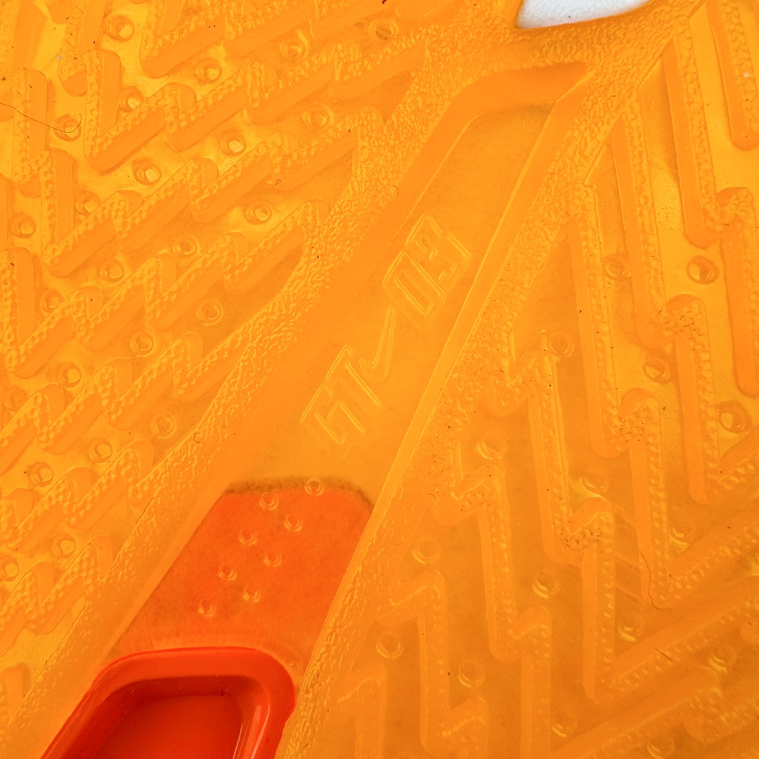 图片[20]-＃灭世/Max NK Air Zoom G.T.Cut 3 EP 实战系列篮球鞋 DV2918-001 全新GT Cut 3.0 全掌搭载了 ZoomX 泡棉 使得整双鞋在缓震表现上可谓相当优秀 拥有着顶级科技配置的同时 颜值设计也非常可观 整体鞋型仍然保留了前低后高的设计 G.T. Cut 传统的突进极速突破的感觉 鞋头麂皮材质和 NK Flywire 飞线工艺 相对来说包裹感更好了 必备的TPU 支撑片 两侧 Swoosh 的透气孔设计 起到散热透气的作用 鞋舌采用类似跑鞋的半开叉式设计 搭配鞋带既可以提升包裹感 又降低了运动中鞋舌乱跑的可能性 鞋子内里填充相当厚实 避免掉跟 尺码：39 40 40.5 41 42 42.5 43 44 44.5 45 46-选品中心