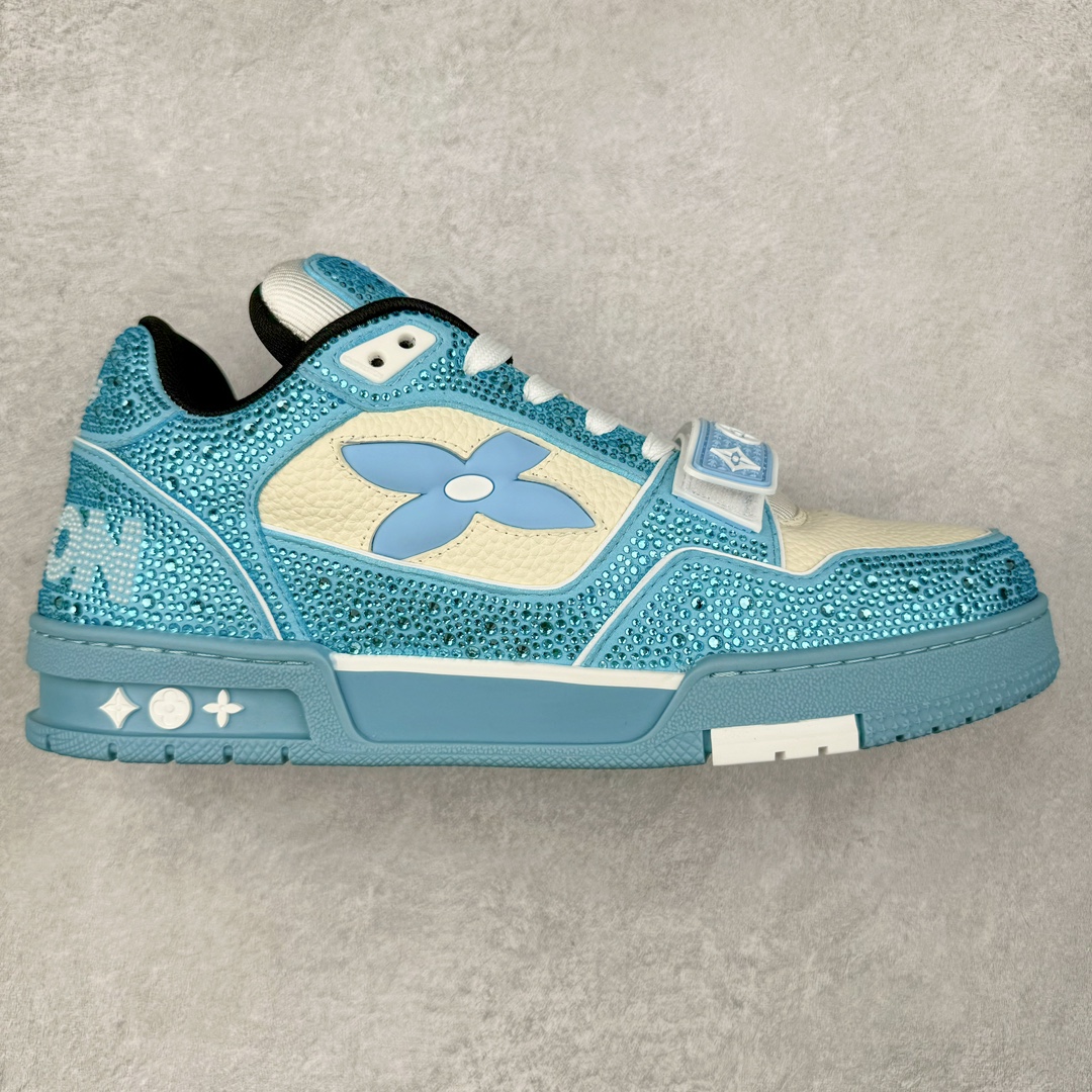 ＃K纯原 Louis Vuitton Trainer lv时装走秀运动鞋 市场所有版本中综合最强的货品 GD实力大厂出品 全网最全配色更新最快 最成熟的做工稳定的品控 完美鞋型超高的清洁度 零毛边线头瑕疵 全套原楦原纸版原鞋开模 全网最具灵魂的版型 正确原装黄色鞋盒 正确中底印花 鞋面印花3D高频深度立体 全鞋电脑针车 紧密相连 针距密度一致 环保乳胶注塑鞋垫 厚度脚感还原原版 皮面裁剪部位 统一油边封口工艺 原装橡胶大底含胶量大底组合零偏差 专柜全套包装 防尘袋 说明书 质保卡 男女鞋 尺码：35 36 37 38 39 40 41 42 43 44 45-选品中心