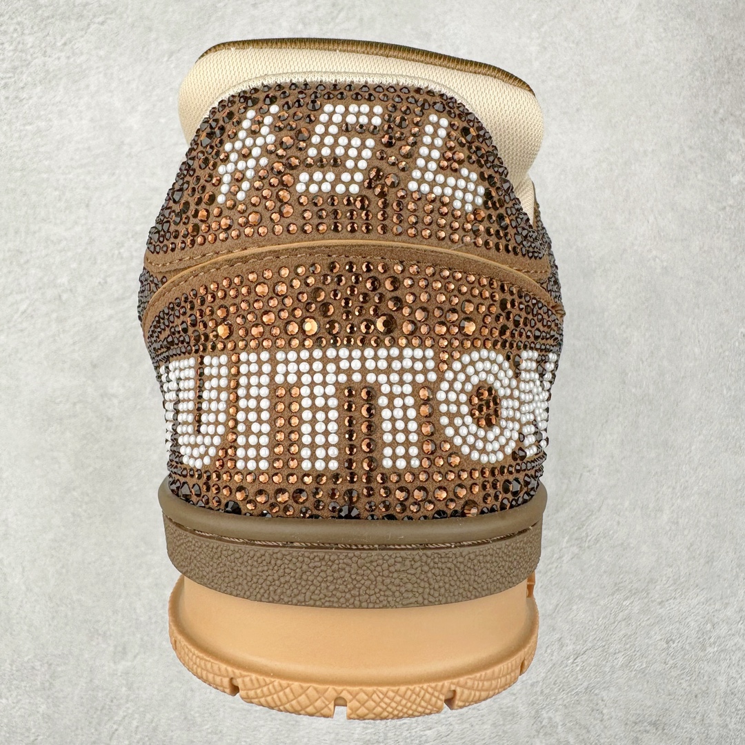 图片[8]-＃K纯原 Louis Vuitton Trainer lv时装走秀运动鞋 市场所有版本中综合最强的货品 GD实力大厂出品 全网最全配色更新最快 最成熟的做工稳定的品控 完美鞋型超高的清洁度 零毛边线头瑕疵 全套原楦原纸版原鞋开模 全网最具灵魂的版型 正确原装黄色鞋盒 正确中底印花 鞋面印花3D高频深度立体 全鞋电脑针车 紧密相连 针距密度一致 环保乳胶注塑鞋垫 厚度脚感还原原版 皮面裁剪部位 统一油边封口工艺 原装橡胶大底含胶量大底组合零偏差 专柜全套包装 防尘袋 说明书 质保卡 男女鞋 尺码：35 36 37 38 39 40 41 42 43 44 45-选品中心