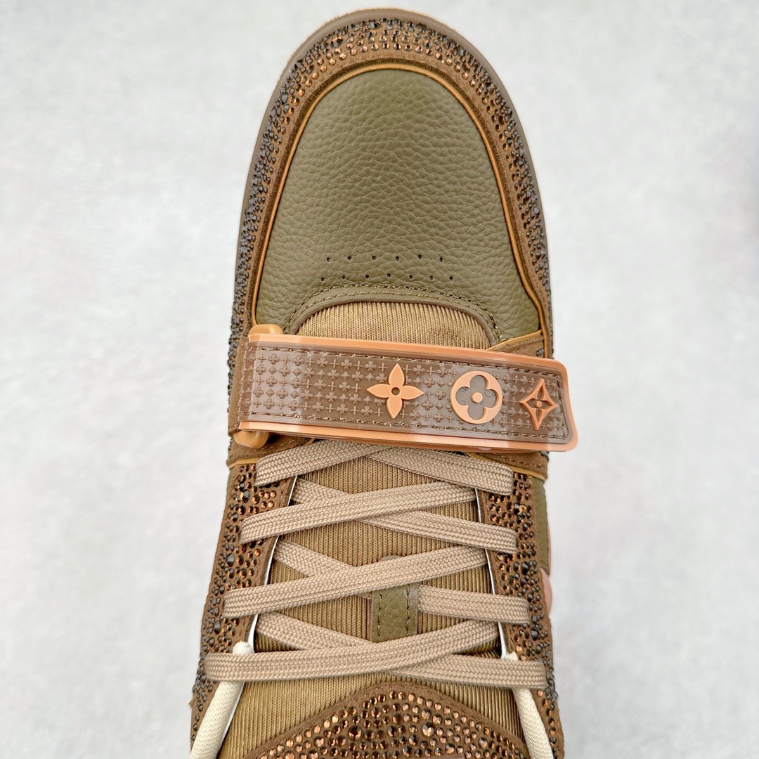 图片[4]-＃K纯原 Louis Vuitton Trainer lv时装走秀运动鞋 市场所有版本中综合最强的货品 GD实力大厂出品 全网最全配色更新最快 最成熟的做工稳定的品控 完美鞋型超高的清洁度 零毛边线头瑕疵 全套原楦原纸版原鞋开模 全网最具灵魂的版型 正确原装黄色鞋盒 正确中底印花 鞋面印花3D高频深度立体 全鞋电脑针车 紧密相连 针距密度一致 环保乳胶注塑鞋垫 厚度脚感还原原版 皮面裁剪部位 统一油边封口工艺 原装橡胶大底含胶量大底组合零偏差 专柜全套包装 防尘袋 说明书 质保卡 男女鞋 尺码：35 36 37 38 39 40 41 42 43 44 45-选品中心