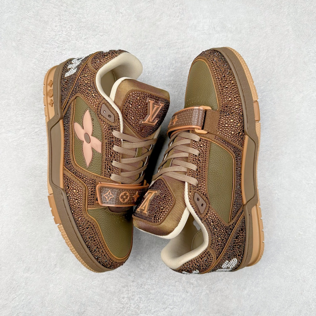 图片[3]-＃K纯原 Louis Vuitton Trainer lv时装走秀运动鞋 市场所有版本中综合最强的货品 GD实力大厂出品 全网最全配色更新最快 最成熟的做工稳定的品控 完美鞋型超高的清洁度 零毛边线头瑕疵 全套原楦原纸版原鞋开模 全网最具灵魂的版型 正确原装黄色鞋盒 正确中底印花 鞋面印花3D高频深度立体 全鞋电脑针车 紧密相连 针距密度一致 环保乳胶注塑鞋垫 厚度脚感还原原版 皮面裁剪部位 统一油边封口工艺 原装橡胶大底含胶量大底组合零偏差 专柜全套包装 防尘袋 说明书 质保卡 男女鞋 尺码：35 36 37 38 39 40 41 42 43 44 45-选品中心