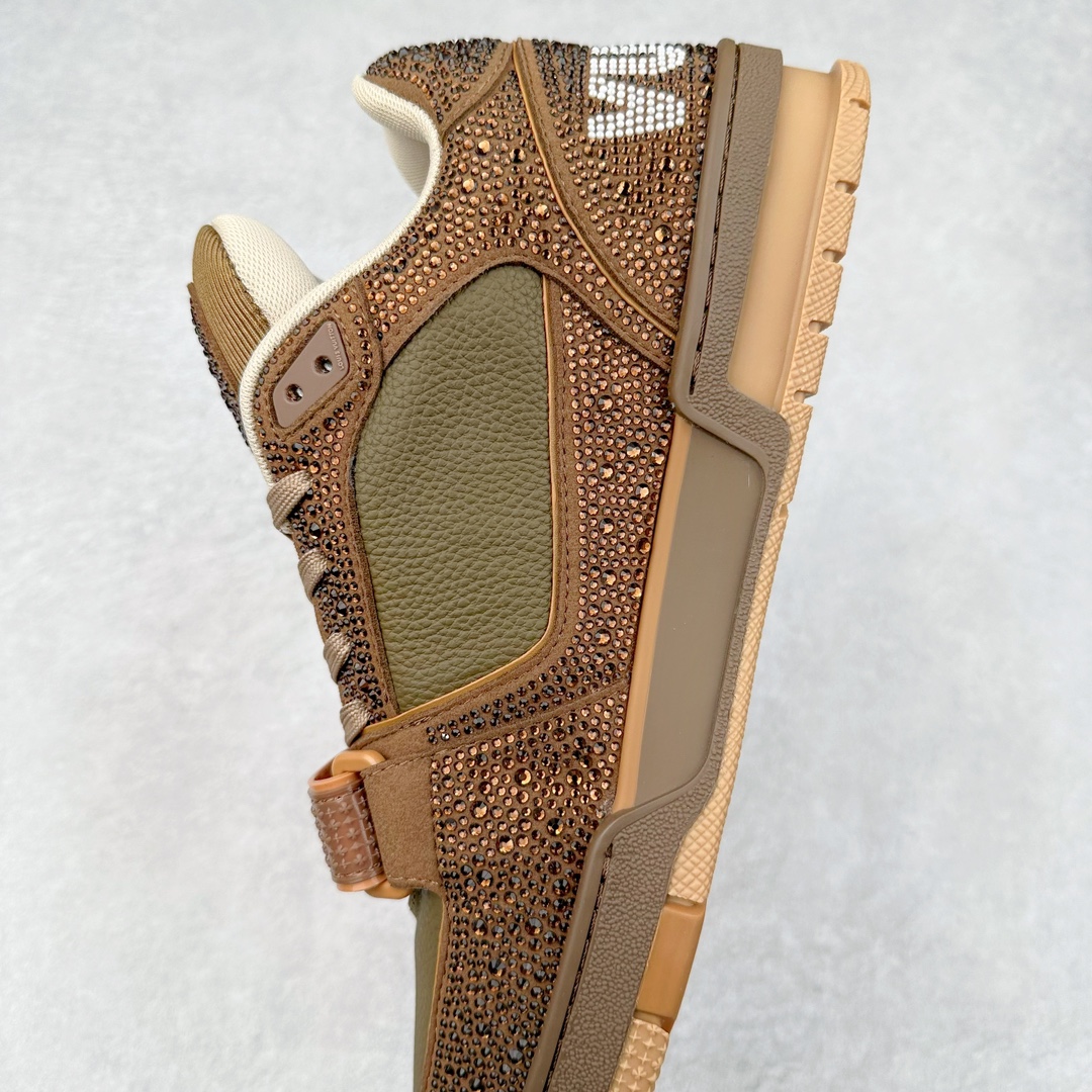 图片[7]-＃K纯原 Louis Vuitton Trainer lv时装走秀运动鞋 市场所有版本中综合最强的货品 GD实力大厂出品 全网最全配色更新最快 最成熟的做工稳定的品控 完美鞋型超高的清洁度 零毛边线头瑕疵 全套原楦原纸版原鞋开模 全网最具灵魂的版型 正确原装黄色鞋盒 正确中底印花 鞋面印花3D高频深度立体 全鞋电脑针车 紧密相连 针距密度一致 环保乳胶注塑鞋垫 厚度脚感还原原版 皮面裁剪部位 统一油边封口工艺 原装橡胶大底含胶量大底组合零偏差 专柜全套包装 防尘袋 说明书 质保卡 男女鞋 尺码：35 36 37 38 39 40 41 42 43 44 45-选品中心