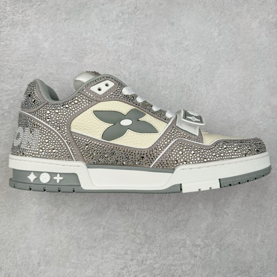 ＃K纯原 Louis Vuitton Trainer lv时装走秀运动鞋 市场所有版本中综合最强的货品 GD实力大厂出品 全网最全配色更新最快 最成熟的做工稳定的品控 完美鞋型超高的清洁度 零毛边线头瑕疵 全套原楦原纸版原鞋开模 全网最具灵魂的版型 正确原装黄色鞋盒 正确中底印花 鞋面印花3D高频深度立体 全鞋电脑针车 紧密相连 针距密度一致 环保乳胶注塑鞋垫 厚度脚感还原原版 皮面裁剪部位 统一油边封口工艺 原装橡胶大底含胶量大底组合零偏差 专柜全套包装 防尘袋 说明书 质保卡 男女鞋 尺码：35 36 37 38 39 40 41 42 43 44 45-选品中心