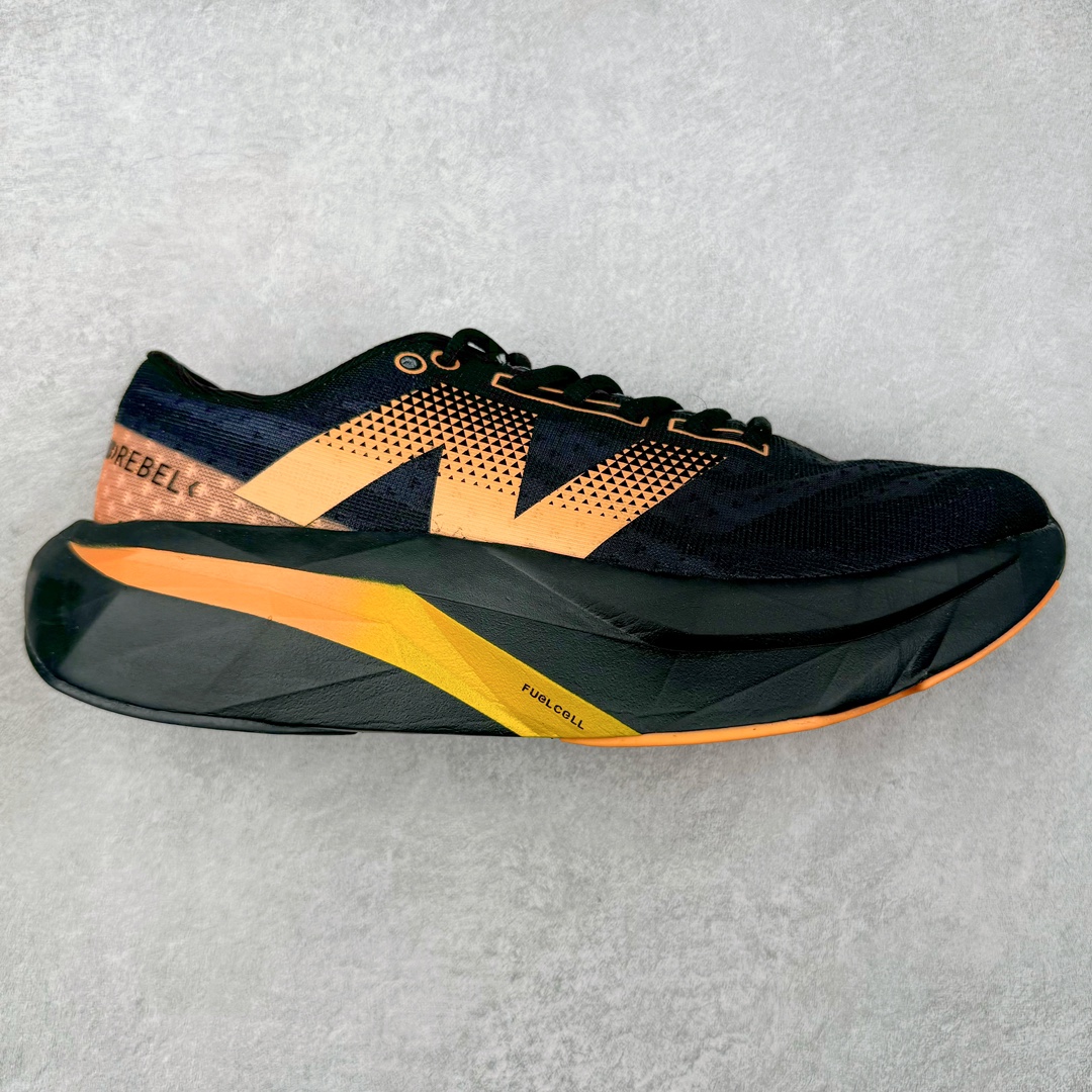 NEW BALANCE Rebel FuelCell Rebel V4 SuperComp Elite 精英版内置碳板 舒适时尚织物减震耐磨低帮马拉松轻量化跑步鞋 NB新百伦于 2019 年夏天首次发布了 Rebel 在制鞋业仍在向强调能量回报的弹力泡沫转变的时候 Rebel 确实是一个叛逆者 快进到 2024 年 Rebel v4 承诺通过重新配制的中底化合物和更高的堆叠高度提供更轻、更有弹性的跑步体验 就像New Balance SC Elite v4一样 Rebel v4 提供了完全重新设计的中底化合物 最新的混合物将 New Balance 专有的 FuelCell 泡沫（TPU 和 EVA 的混合物）与 PEBA 泡沫相结合 带来更弹跳的跑步体验 PEBA是一种超轻 高性能的泡沫 通常出现在镀碳超级鞋中 New Balance Rebel v4、ASICS Novablast 4和Brooks Hyperion Max都是精力充沛的无电镀运动鞋 在速度锻炼和快节奏中大放异彩 这三款鞋都依靠它们的中底泡沫和轻微的摇杆形状来创造一种向前滚动的感觉 而且虽然这些鞋子在堆叠高度和重量方面各不相同 但它们提供了相似的软硬比例 有足够的流行力来加快步伐 尺码：36 37 37.5 38 38.5 39.5 40 40.5 41.5 42 42.5 43 44 45-选品中心