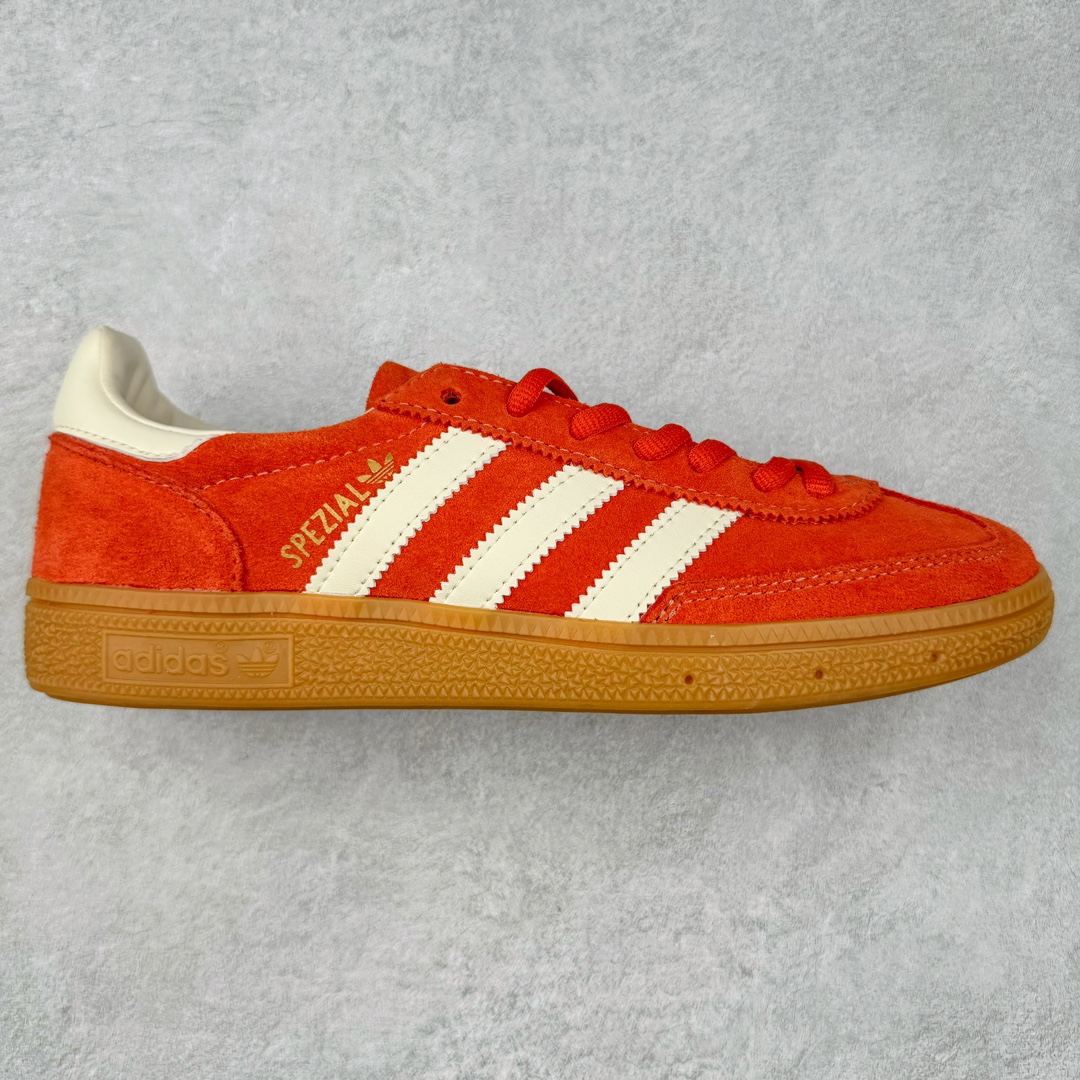 ＃X版 AD Originals Handball SPZL 手球运动员系列百搭休闲运动板鞋 IG6191 这款来自阿迪达斯的这款HANDBALL SPZL前身是一双手球运动鞋，这一次拿来复刻，所以鞋面的主要色彩选用了黑色， 鞋面外侧除了Spezial字母之外还有三叶草标志。Handball SPZL作为复古手球训练鞋与作为室内足球鞋的Samba有着异曲同工之处，但是质感更为出众的鞋身以及丰富的配色选择比起Samba来讲可以说是更胜一筹了！尺码：36 36⅔ 37⅓ 38 38⅔ 39⅓ 40 40⅔ 41⅓ 42 42⅔ 43⅓ 44 45-选品中心