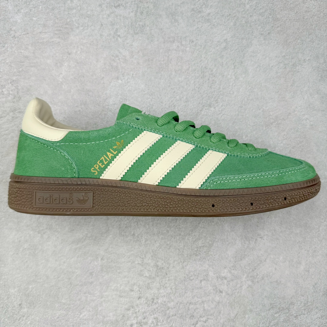 ＃X版 AD Originals Handball SPZL 手球运动员系列百搭休闲运动板鞋 IG6192 这款来自阿迪达斯的这款HANDBALL SPZL前身是一双手球运动鞋，这一次拿来复刻，所以鞋面的主要色彩选用了黑色， 鞋面外侧除了Spezial字母之外还有三叶草标志。Handball SPZL作为复古手球训练鞋与作为室内足球鞋的Samba有着异曲同工之处，但是质感更为出众的鞋身以及丰富的配色选择比起Samba来讲可以说是更胜一筹了！尺码：36 36⅔ 37⅓ 38 38⅔ 39⅓ 40 40⅔ 41⅓ 42 42⅔ 43⅓ 44 45-选品中心